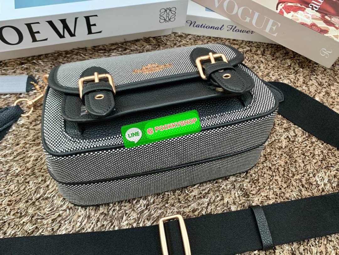 COACH LUCY CROSSBODY BAG((CA622)) 🔹พร้อมส่ง กระเป๋าสะพายแบบครอสบอดี้ร์ ทรงเก๋ วัสดุ แคนวาส+หนังแท้ ได้ลงตัวสวยงาม 🔹เปิดปิดกระเป๋าแบบกระดุมแป๊กสองข้าง ภายในมีข่องให้ใส่ของ3ช่องด้วยกัน ช่องค่อนข้างกางออกได้กว้าง จุของได้หลายอย่างเลยค่ะ มีช่อ