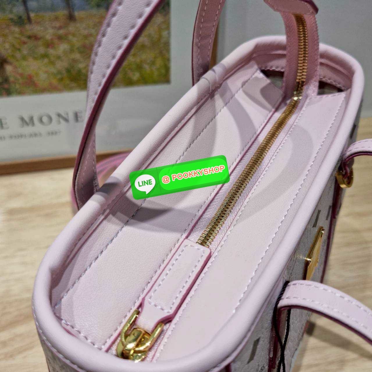 🔆 Model MCM × HELLO KITTY MINI TONI SHOPPER IN VISETOS 🔆 Details ฉลองครบรอบ 50 ปี Hello Kitty ที่มาคอลแลบกับ Mcm ได้อย่างลงตัว น่ารักน่าใช้มากๆ กับกระเป๋าถือ/สะพายข้าง ทรง shopper ไซส์มินิ สวยคลาสสิค ดีไซน์ปั๊มลายคิตตี้ละมุนๆ ขนาดพกพาสะดวก