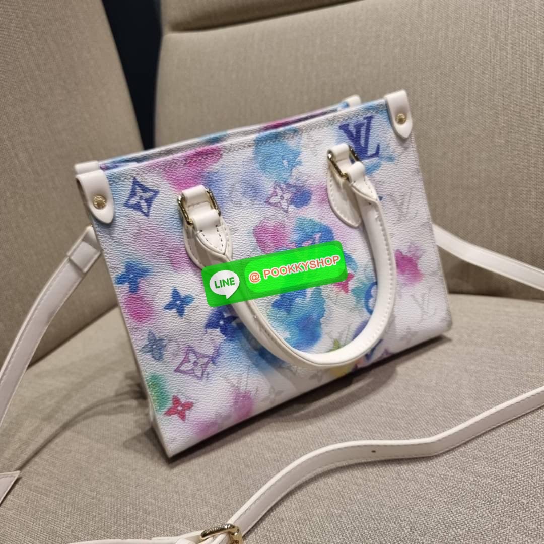 New in!! จากเคาน์เตอร์ dutyfree LV watercolor multi tote กระเป๋าทรงโท้ทคอลใหม่ ดีไซน์สดใส สบายตา ด้วยลวดลายเพ้นท์สีน้ำ ไม่ซ้ำใคร วัสดุหนังแคนวาส ทนทาน ที่มาพร้อมหูจับในตัว และสายสะพายข้าง ให้ปรับใช้ได้ทุกสไตล์ความชอบ ภายในโล่งกว้าง มีอะไหล่เกี่ยวที่ปากกระ