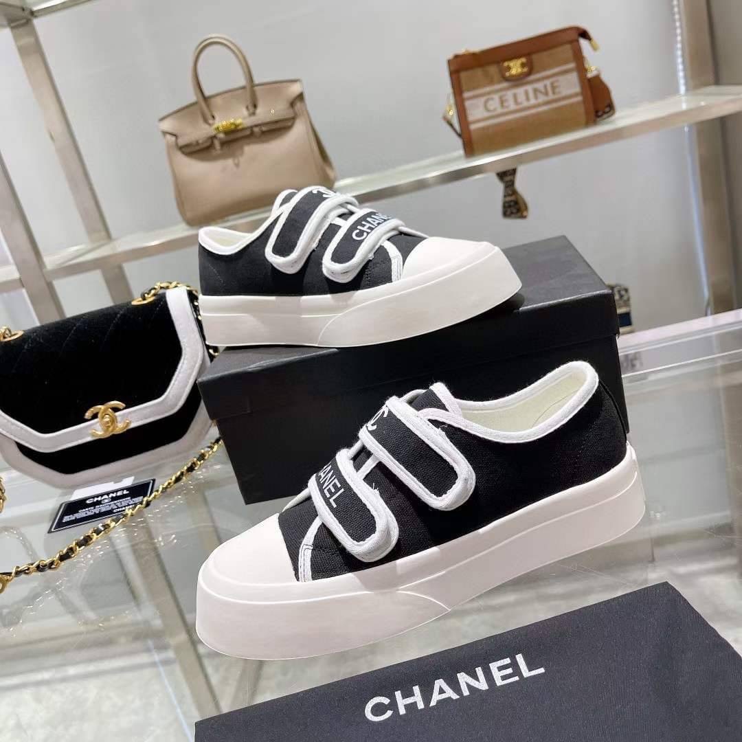 รุ่นใหม่ล่าสุดชนช็อปเลยจ้า รุ่นนี้ลุคคุณหนู hiso เลยจ้า รองเท้าผ้าใบสีดำ แบรนด์ CHANEL แต่งสายคาดโลโก้แบรนด์ ใส่สวยหรูสุดๆค่ะ ลุคสป็อตเท่ๆค่ะ งานมีโลโก้แบรนด์ทุกจุด ตามแบบต้นฉบับคะ งานลุคคุณหนูใส่สบาย แมทชุดง่ายเลยจ้า