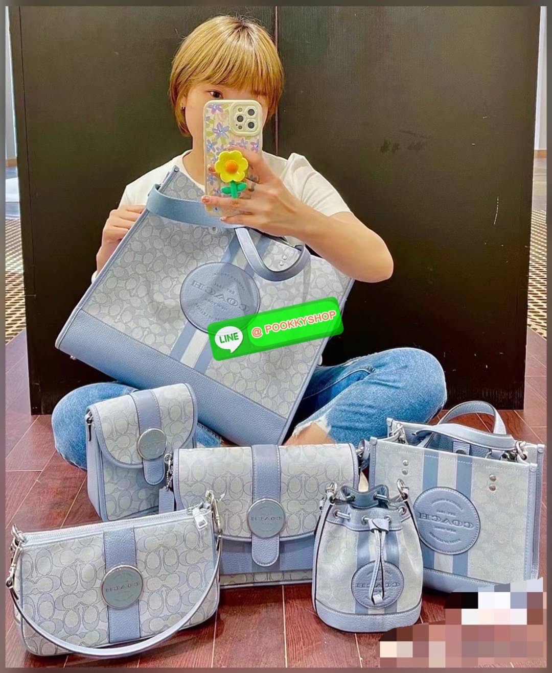COACH DEMSEY TOTE IN SIGNATURE JACQUARD WITH COACH PAT ((C8417//C5115)) พร้อมส่งที่ไทย ห้ามพลาด สีน้องสวยมากๆค่ะ กระเป๋าทรงTote ขนาดพอดีลำตัว ใช้วันไหนๆก็เหมาะมากค่ะ วัสดุJacquard ทอลายแบรนด์ ตัดขอบหนังแท้ สวยงามมากๆค่ะ ด้านหน้าจะมีป้ายวงกลมโลโก้แบรนด์อัน
