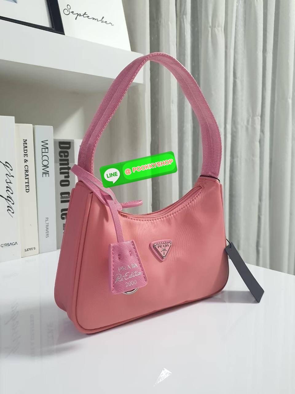 รุ่นใหม่แนะนำ!! รุ่นขายดีในตำนานค่ะ กับงานพรีเมี่ยมกิ้ฟท์ PRADA NYLON HANDBAGS ขนาดกะทัดรัด #อะไหล่เงิน วัสดุทำจากผ้าNylon อย่างหนา อยู่ทรง กันน้ำได้ หายห่วงคะ ด้านหน้ามีโลโก้แบรนด์ เปิดปิดด้วยซิป มาพร้อมสายผ้า ไม่สามารถถอดได้ ภายในบุผ้าลายPrada และป้ายโล