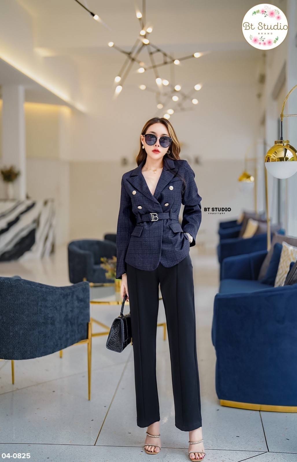 เซท 3 ชิ้น เสื้อเบเซอร์คอปก แขนยาวแต่งกระดุมสีทองปั้มโลโก้ที่ตรงกลาง และปลายแขน มาพร้อมสายเข็มขัดคาดเอวสีเดียวกันกับเสื้อ หัวเข็มขัดแต่งสีทอง แมทซ์กับกางเกงขายาวตีเกล็ดด้านหน้า กระเป๋าใช้งานได้จริง งานสวย คัตติ้ง เนื้อผ้าดี ห้ามพลาดเลยจ้าา