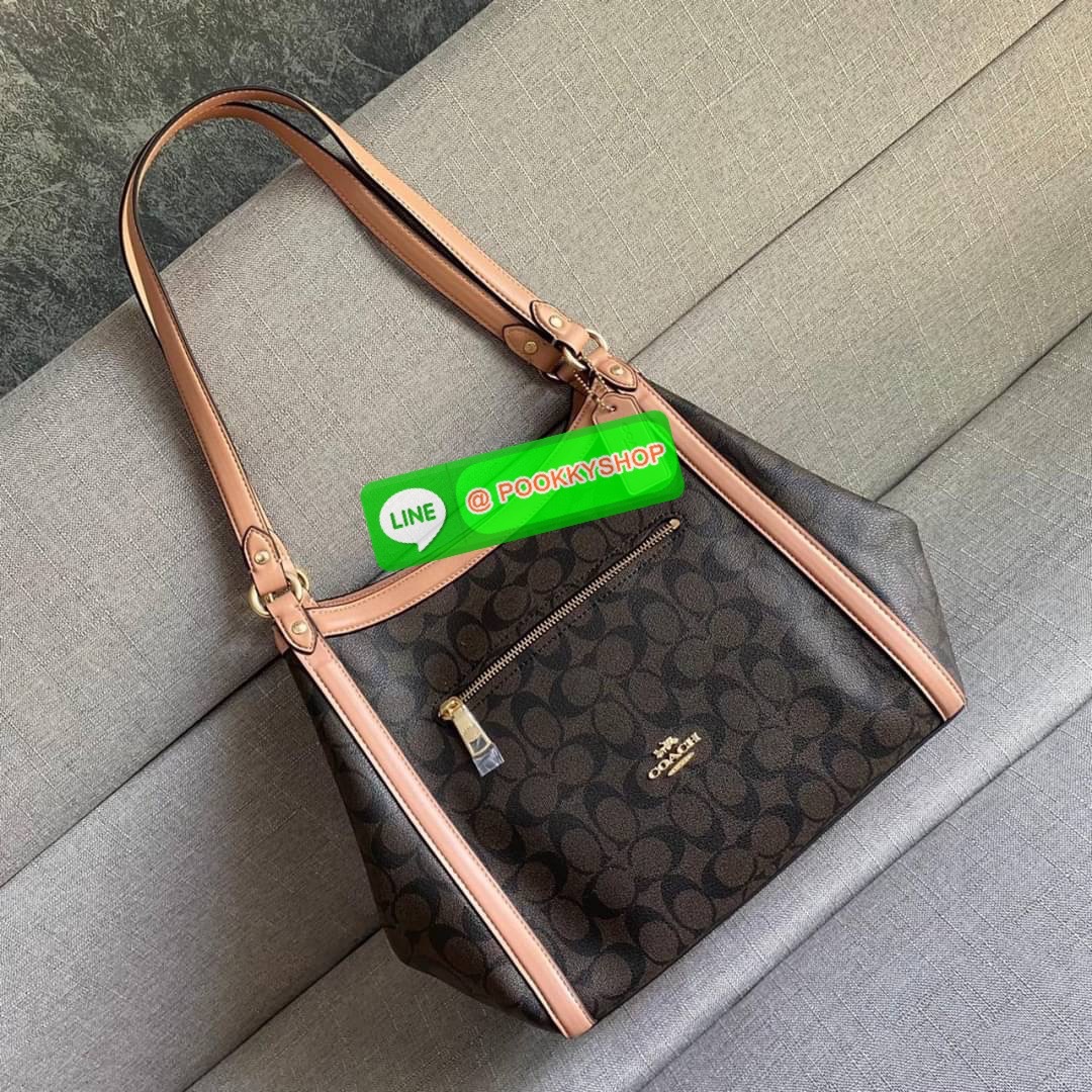 COACH C6232 KRISTY SHOULDER BAG IN SIGNATURE CANVAS (COACH C6232) สุดคุ้ม สาวๆสายช้อป ห้ามพลาด กระเป๋าสะพายไหล่ ใบใหญ่จุของได้เยอะ สายช้อปใช้งานเกินคุ้ม วัสดุหนังแคนวาส ภายในช่องกว้าง แบ่งสัดส่วน ด้านหน้ามีช่องซิป เปิด ปิด ด้วยกระดุมแม่เหล็กมีช่องซิปตรงกล