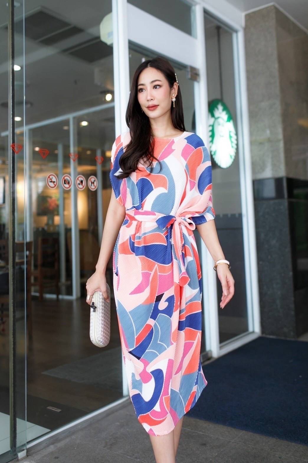 Darino Pleated Dress สวย เรียบหรู ดูแพง แบบคลาสสิค ✨ต้องตัวนี้ค่ะ มินิเดรสไหล่เบี่ยงอัดพลีท ทรงปล่อย งานสวย 👍🏻 แพตเทิร์นเฉลียงข้างทรงสโลป ดีเทลแขนเบี่ยงข้างเดียวเก๋ๆ เนื้อผ้าพลีทเนื้อนิ่ม นุ่ม ใส่สบาย 😉