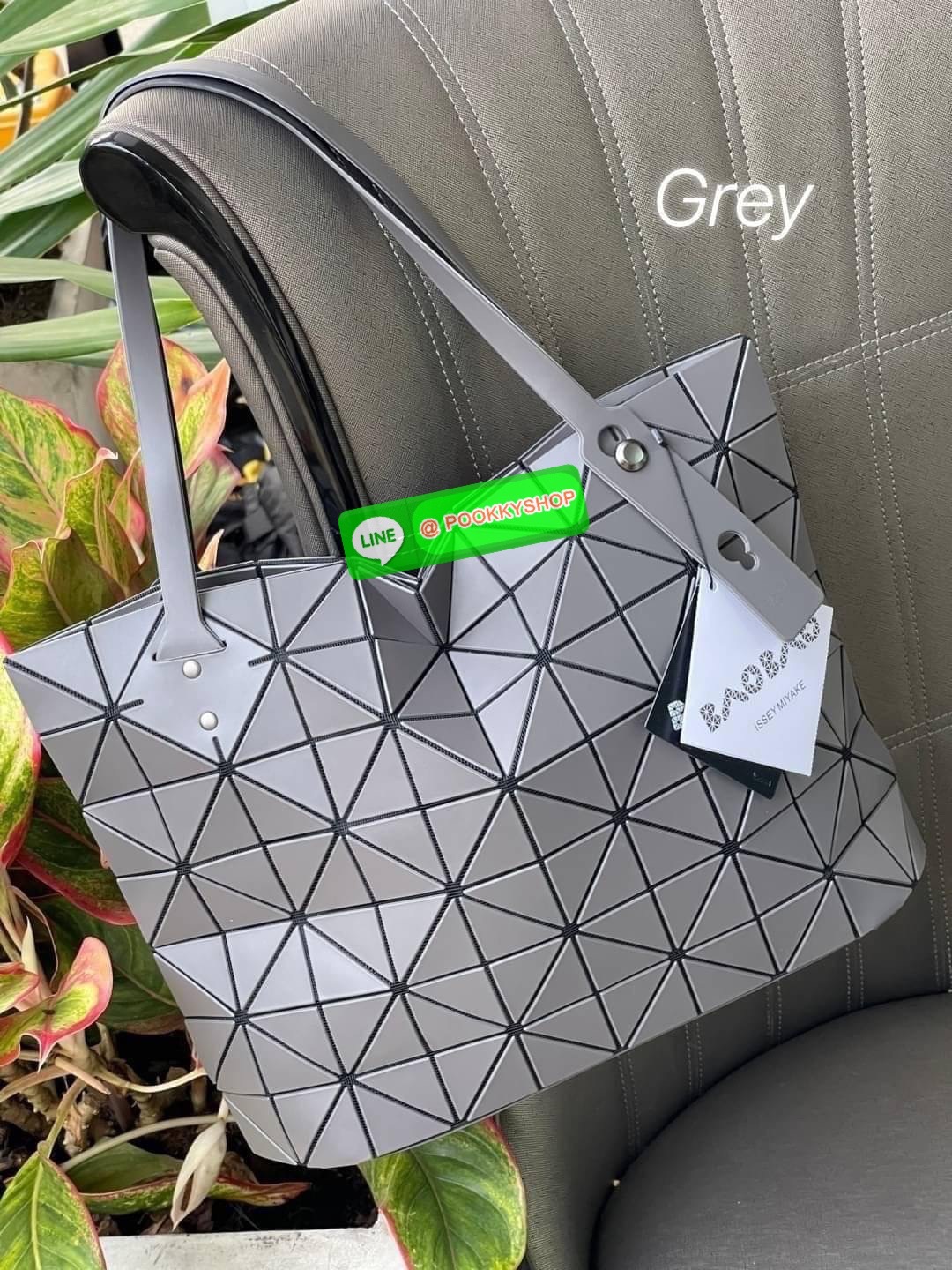 💕 Bao Bao Issey Miyake ROCK MATTE ซีรีส์นี้จะเป็นทรงสี่เหลี่ยมผืนผ้า มีซิปปิดด้านบน ถือเป็นรุ่นที่เหมาะกับการใช้งานในชีวิตประจำวัน สามารถพับมุมและบริเวณด้านล่างของกระเป๋าเพื่อเพิ่มความสะดวกสบายในการใช้งาน ทั้งยังช่วยให้วางกระเป๋าในแนวตั้งได้อีกด้ว