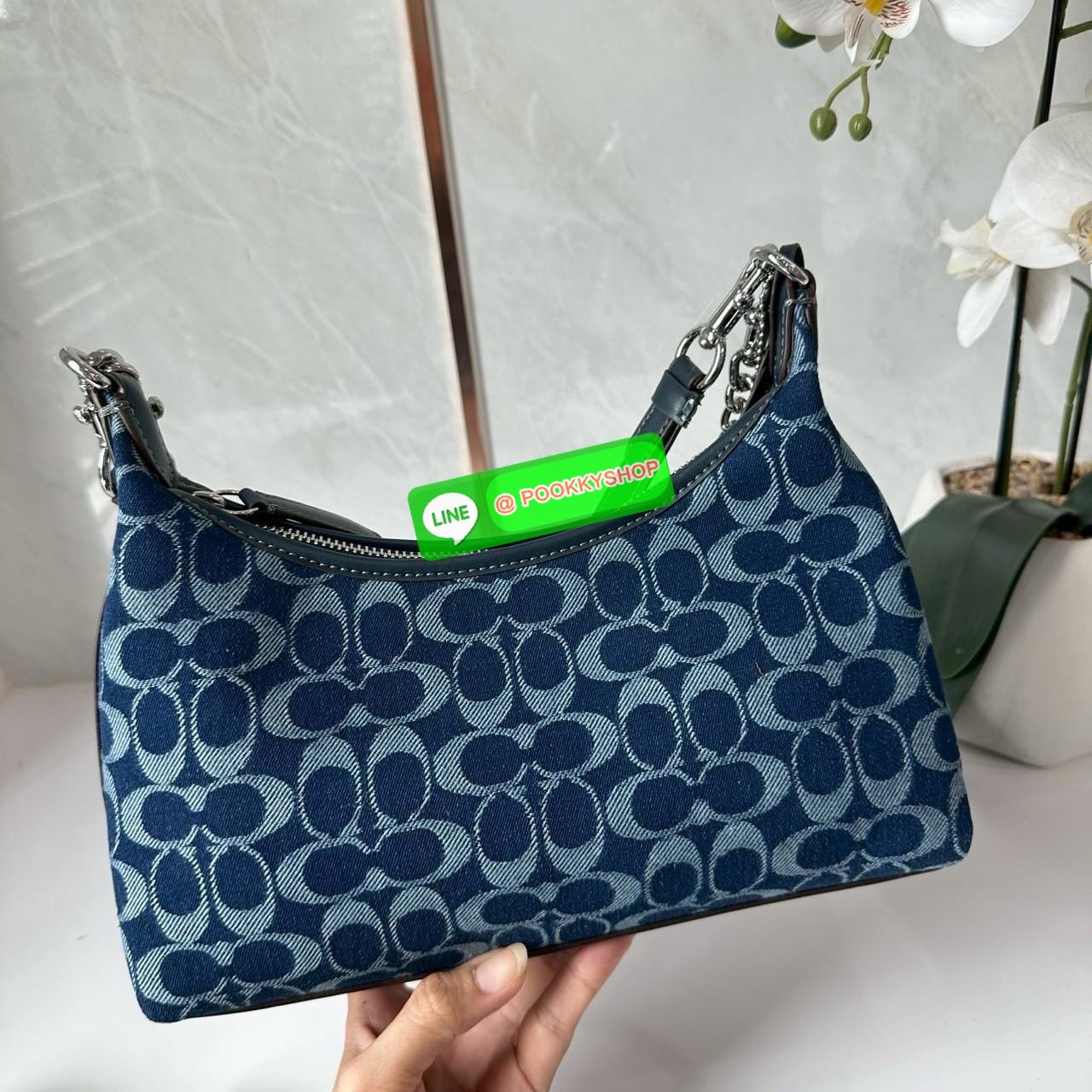 COACH Juliet Small Shoulder Bag 25 in Signature Denim ไอเท็มฮิต! กระเป๋าสะพายทรงฮิต รุ่นใหม่ ดีไซน์สวยคลาสสิก ลาย Signature Denim Blue คาดสายโซ่เงินสุดเก๋ ใส่ของจุกจิกได้พอดี เหมาะทั้งวันสบาย ๆ และออกงาน! วัสดุ: ผ้าแคนวาสลาย Signature Denim / หนังแท้ / อะ