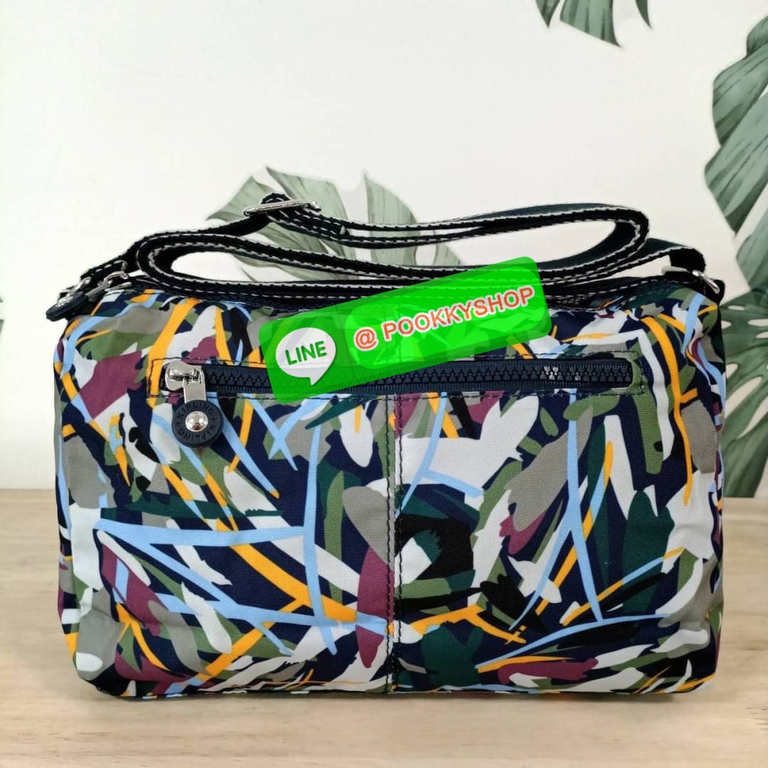 KIPLING RETH CROSSBODY BAG วัสดุ Nylon+polyester กระเป๋าสะพายข้างหรือ สะพาย Crossbody ได้ เปิด-ปิด ด้วยซิปปั๊มแบรนด์ที่หางซิป พร้อมช่องช่องหน้าแยกใส่ของใช้เล็กๆ น้อยๆ ได้ ช่องหลัก 2 ช่อง ด้านในโล่งกว้าง สามารถจุสัมภาระได้เยอะ มีช่องซิปด้านในและสายคล้องพวง