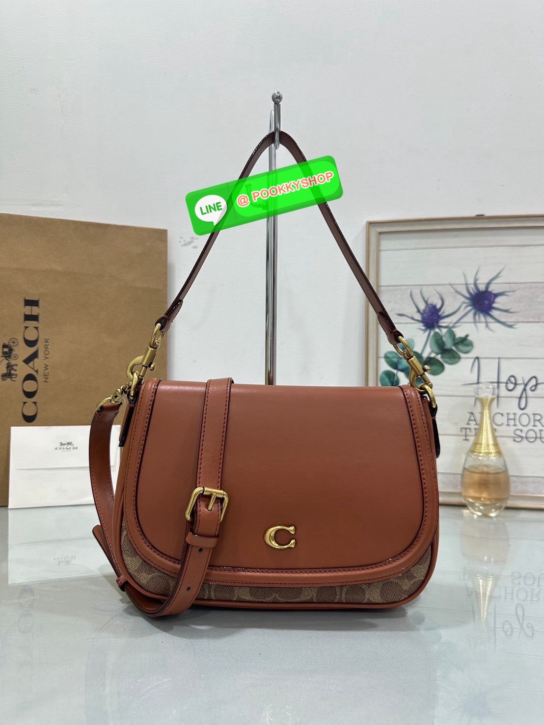 เรียบ หรู แต่ดูแพงแบบไม่ตั้งใจ Coach CU099 – Studio Shoulder Bag รุ่นฮิตสุดมินิมอล ตัว C เล็กหรูบนหนังสีคลาสิค ทรงสวยสะพายได้ทั้งถือไหล่และ crossbody ไม่ว่าจะใส่ลุคไหน… ก็เปลี่ยนเป็นลุคคุณหนูมีคลาสได้ในพริบตา