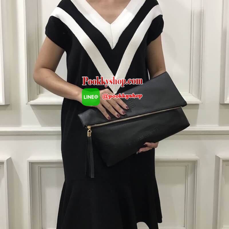 รุ่น BEST SELLER มาเพิ่มอีกรอบคะ กระเป๋า Givenchy shoulder bag หนัง PU เนื้อดี ดีไซด์เก๋มากคะ ด้านหน้า ปั้ม logo brand หัวซิป ประดับพู่ ด้านในบุด้วยผ้า water proof ปั้ม logo brand มีช่องเล็กใส่ของจุกจิกคะ