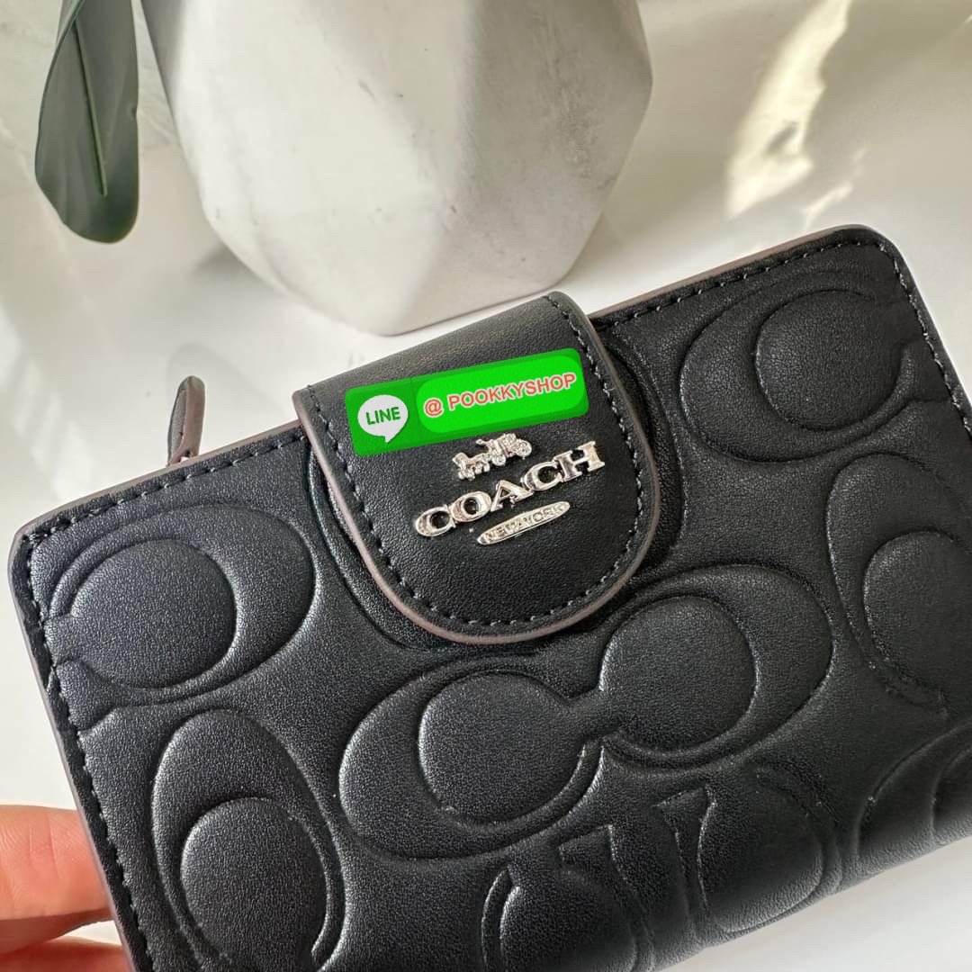 Coach Medium Corner Zip Wallet With Signature Leather 🔖กระเป๋าตังใบกลาง คอลเลคชั่นใหม่ หนังนิ่ม ลายC นูน สวยมาก 🔖วัสดุ: หนังแท้ 🔖เปิด - ปิดแบบกระดุม มีช่องใส่แบงค์ ใส่ธนบัตรได้ทุกชนิด ช่องใส่บัตร ใส่เหรียญ