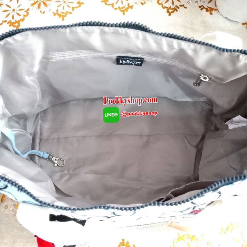 Disney's® 90 Years of Mickey Mouse Handbag 👍 รุ่น ART size L 👍กระเป๋าผ้าคิปลิงสะพายไหล่ได้ ครอสบอดี้ได้ มีสายยาวให้ 👍สามารถปรับสไตล์กระเป๋าได้2รูปแบบ เป็นtote หรือเก็บหูกระเป๋าก็ได้ 👍ช่องใหญ่ใส่ของได้จุ เปิดปิดด้วยซิป