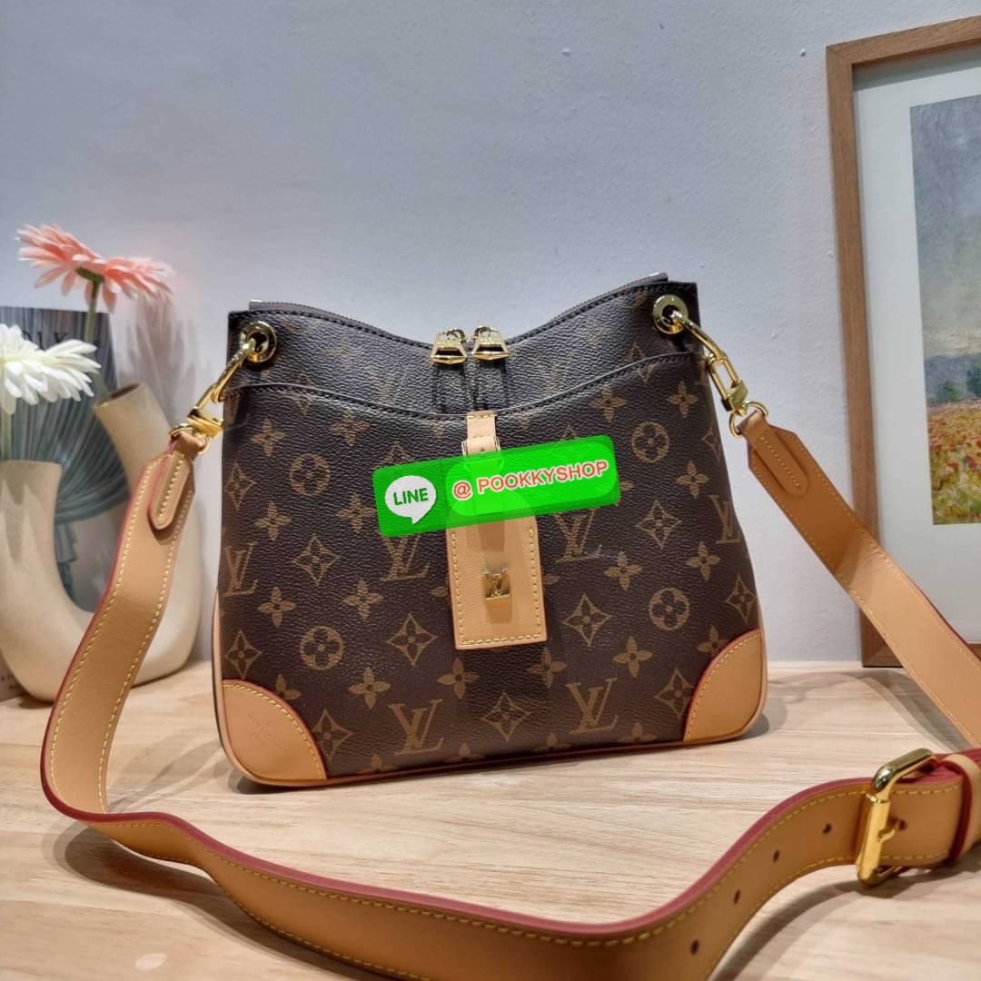 🔆 Model LV odeon bag 🔆 Details ฮอตที่สุด กับกระเป๋าสะพายดีไซน์คลาสสิค ขนาดกำลังดี ทำให้ใช้งานได้สะดวก ปากกระเป๋ามีซิปเปิดปิด ด้านหน้ามีช่องใส่ของได้ ภายในโล่งกว้าง ใส่ได้ทั้งกระเป๋าสตางค์ใบยาว มือถือ ของจำเป็นต่างๆ มาพร้อมสายสะพาย ปรับได้ต