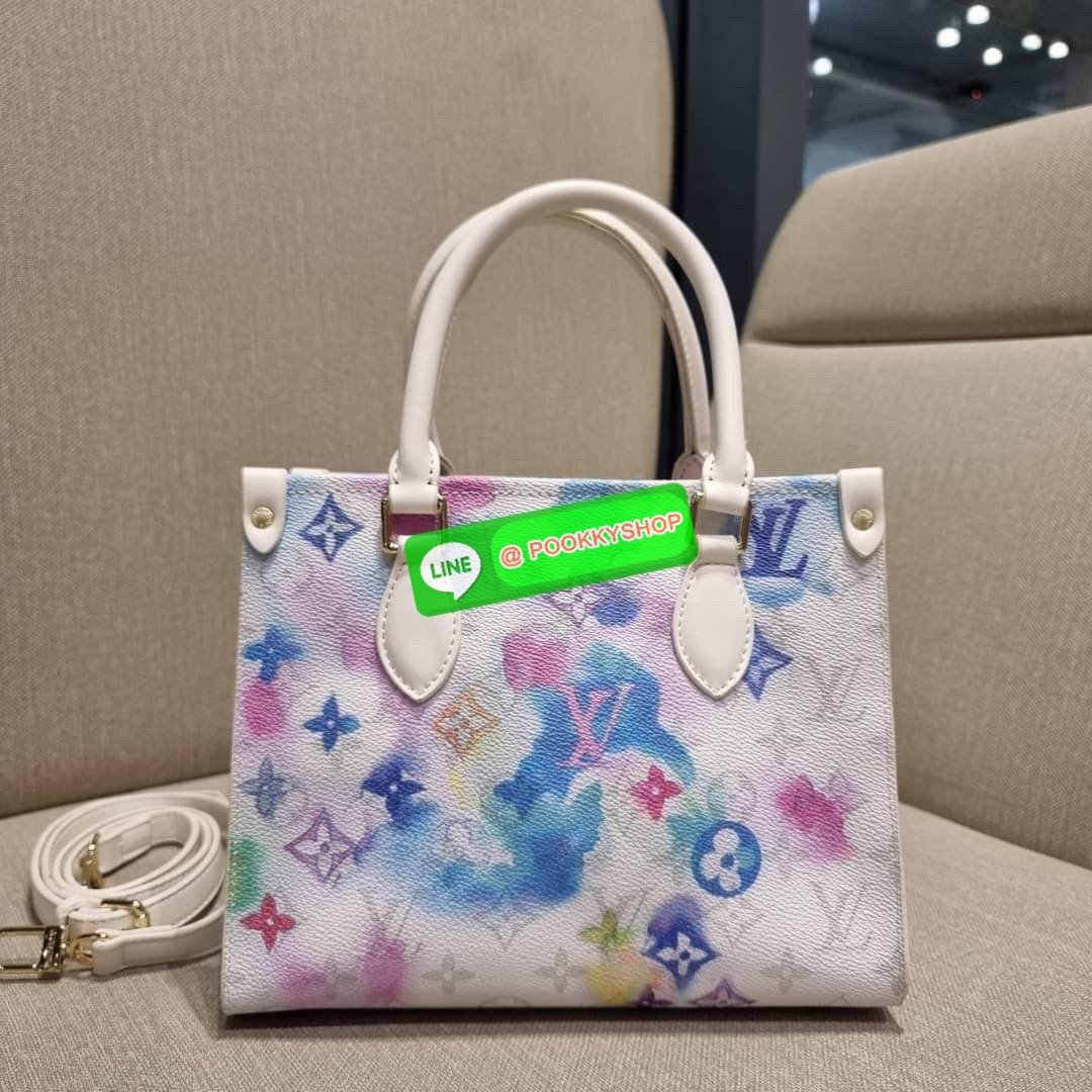 New in!! จากเคาน์เตอร์ dutyfree LV watercolor multi tote กระเป๋าทรงโท้ทคอลใหม่ ดีไซน์สดใส สบายตา ด้วยลวดลายเพ้นท์สีน้ำ ไม่ซ้ำใคร วัสดุหนังแคนวาส ทนทาน ที่มาพร้อมหูจับในตัว และสายสะพายข้าง ให้ปรับใช้ได้ทุกสไตล์ความชอบ ภายในโล่งกว้าง มีอะไหล่เกี่ยวที่ปากกระ
