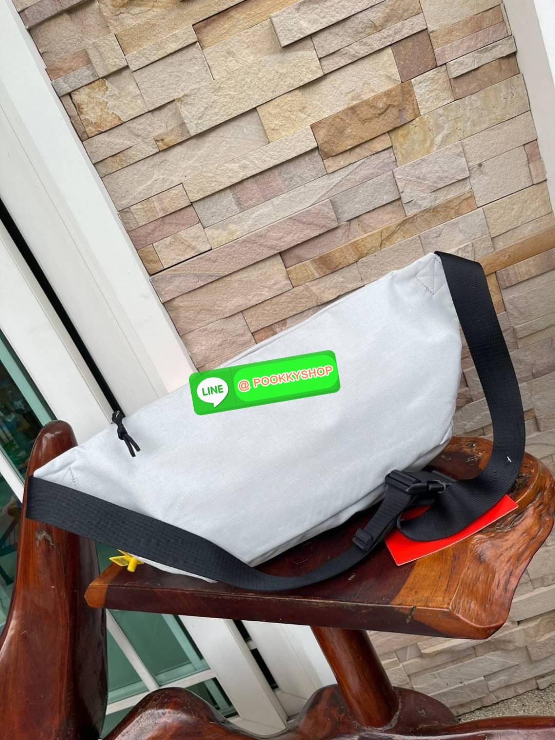 Nike Tech hip pack กระเป๋าคาดเอว Nike Tech รุ่นใหม่ชนช้อป!! ให้คุณหยิบใช้อุปกรณ์กีฬาและพกพาได้อย่างง่ายดาย พร้อมโดดเด่นด้วยกระเป๋าซิป 2 จุดสำหรับเก็บสิ่งของ และสายกระเป๋าแบบปรับได้เพื่อให้แนบกับลำตัว ใช้งานได้คล้องตัว ใส่ของได้จุสมใจเลยคร้า