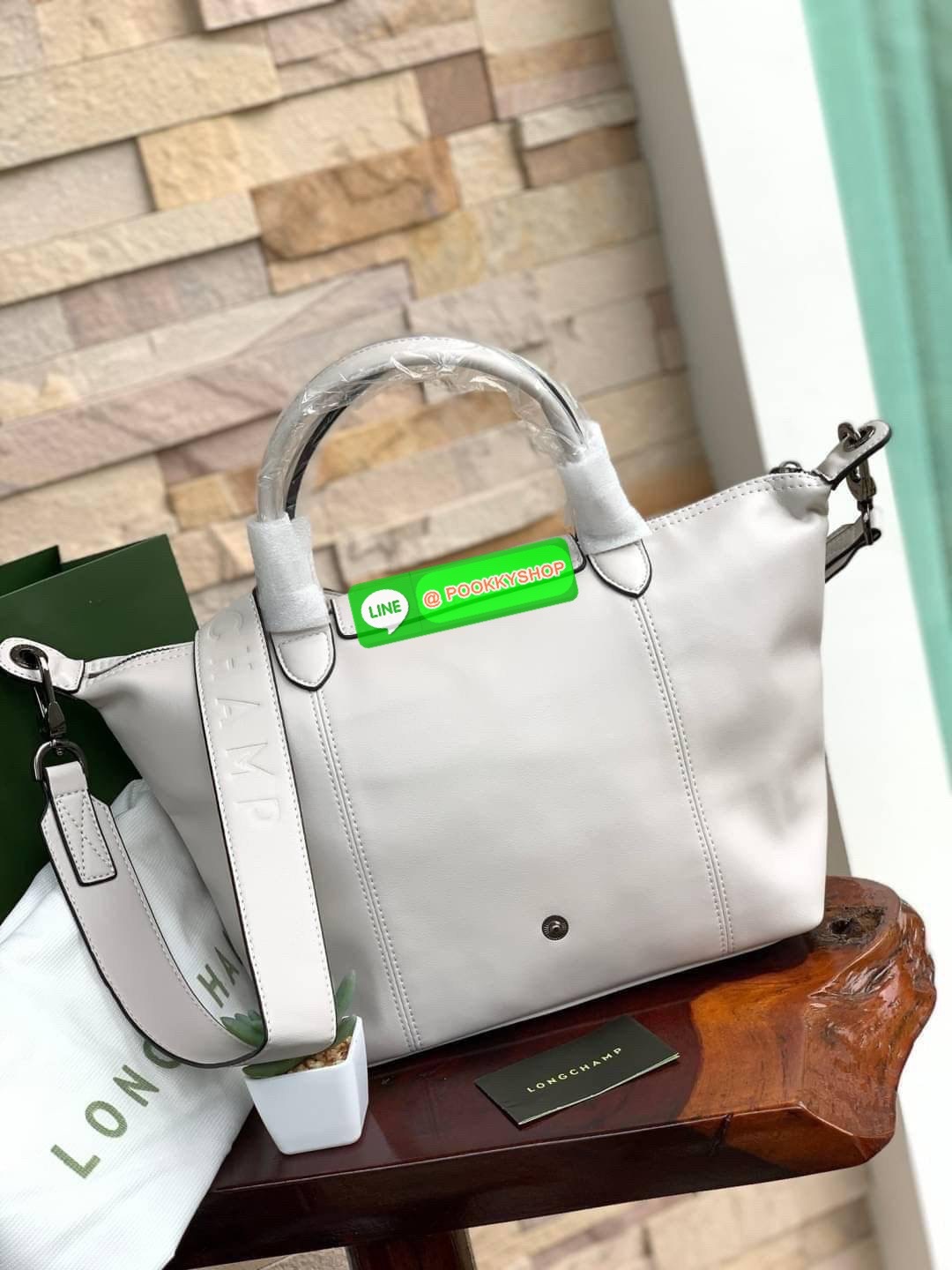 Longchamp LE PLIAGE CUIR TOP HANDLE BAG S เรียกว่าเป็นกระเป๋าอีกหนึ่งรุ่นที่ไม่ว่ายังไงก็ฮอตฮิตและติดเทรนด์ตลอดไม่เคยเปลี่ยนกับ ทรง Le Pliage Cuir หนึ่งในตระกูลกระเป๋าสุดไอคอนิกจากแบรนด์ เมื่อรุ่น Le Pliage Cuir ในรูปแบบของหนังแกะ Metis ได้ถือกำเนิดขึ้นใน