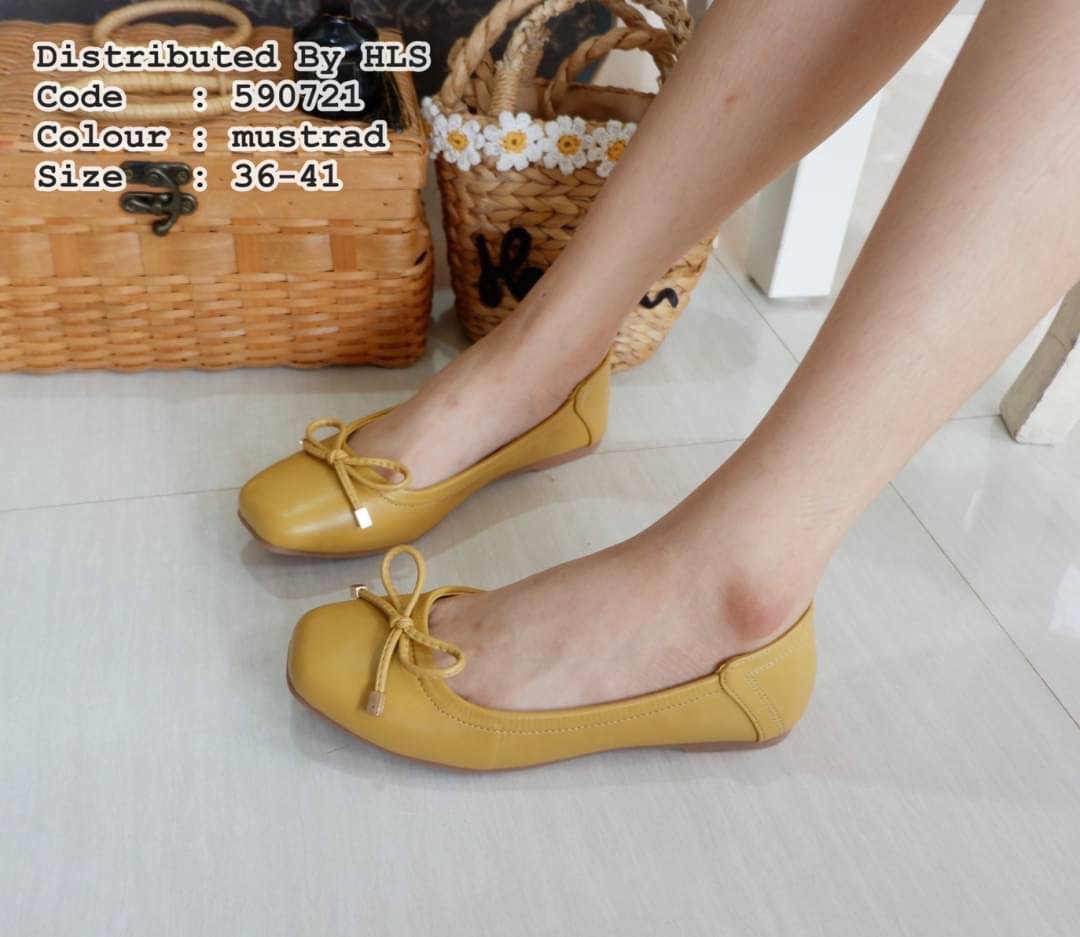 งานรีพีท มาแล้วคะ พร้อมส่งคร่าา🙏🏻🙏🏻 !! รองเท้าแฟรชเตี้ย style H&M ทรงหัวตัดมน พร้อมเชือกโบว์เล็กๆ หนังนิ่มและพื้นนิ่มมากกกกก หนังสวยมากๆ สีพื้นเรียบหรู ใส่สบายๆชิวๆ