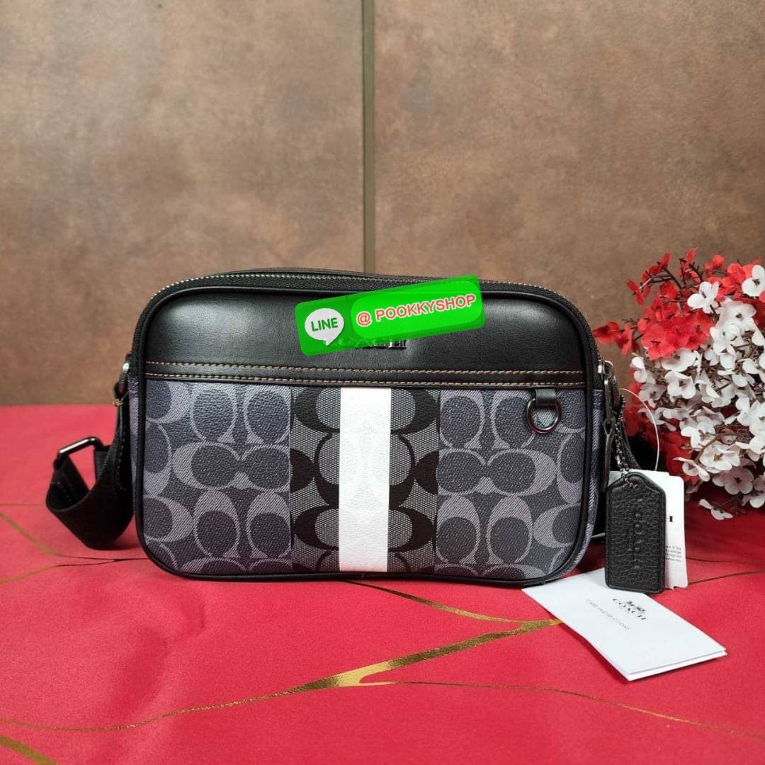 กระเป๋าสะพายข้างผู้ชาย COACH Graham Crossbody In Blocked Signature C9965 กระเป๋าผ้าเคลือบซิกเนเจอร์และหนังอย่างดี ภายในกระเป๋าเอนกประสงค์ ปิดซิปคู่ ซับในผ้า กระเป๋าสลิปด้านนอก สายปรับได้ยาว 25 นิ้ว สำหรับสะพายไหล่หรือสะพายข้าง