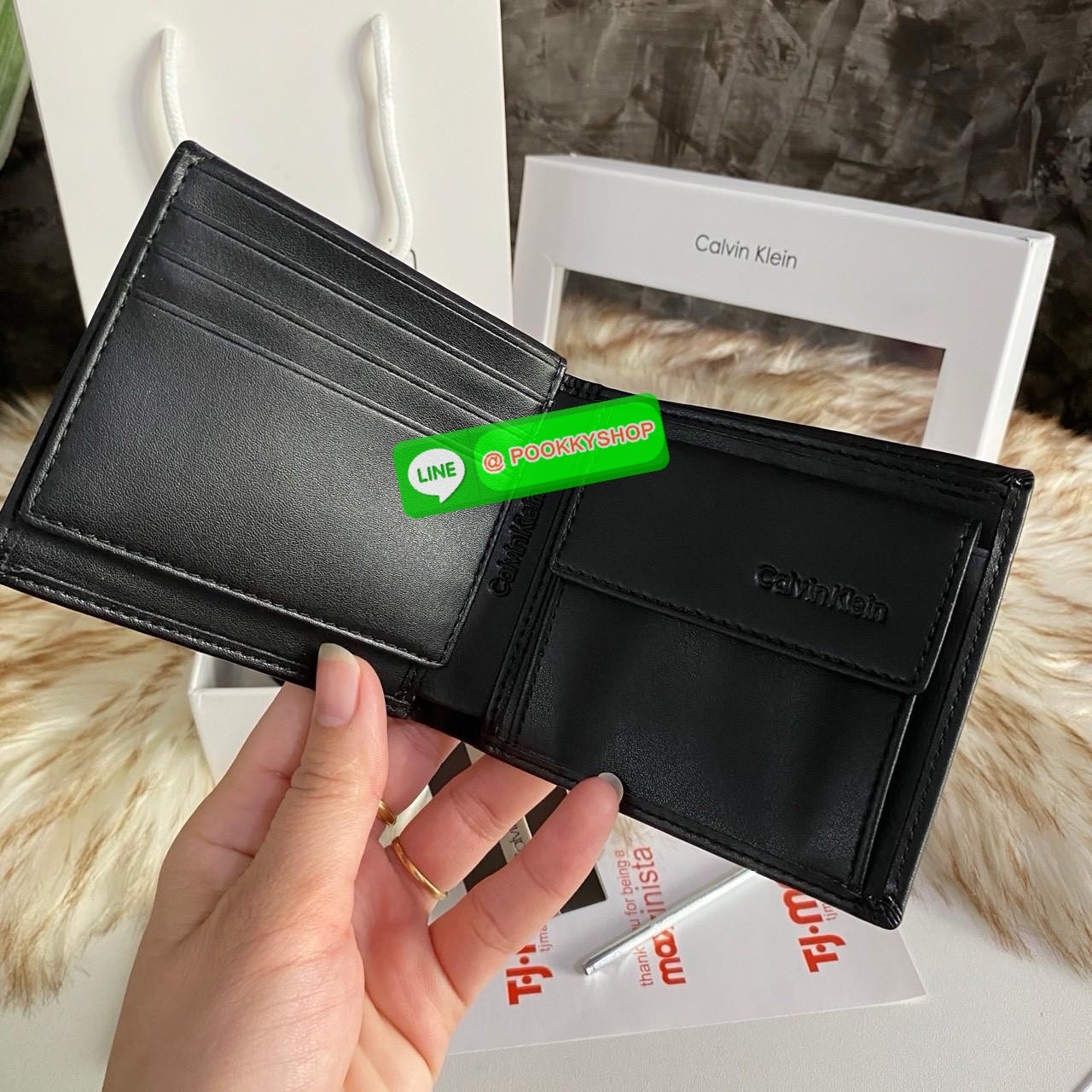 Calvin Klein Leather Belt & Wallet Set Setกระเป๋าสตางค์+เข็มขัด กระเป๋าสตางค์ด้านหน้าปั๊มชื่อแบรนด์ มีช่องใส่รูป ช่องใส่บัตร ช่องใส่ธนบัตร และช่องใส่รูป เข็มขัดหนังแท้ปั๊มแบรนด์ สามารถสลับใช้ได้ทั้ง 2 ด้าน เข็มขัดปรับระดับได้ 5 ระดับ มาพร้อมที่เจาะรูจ้า