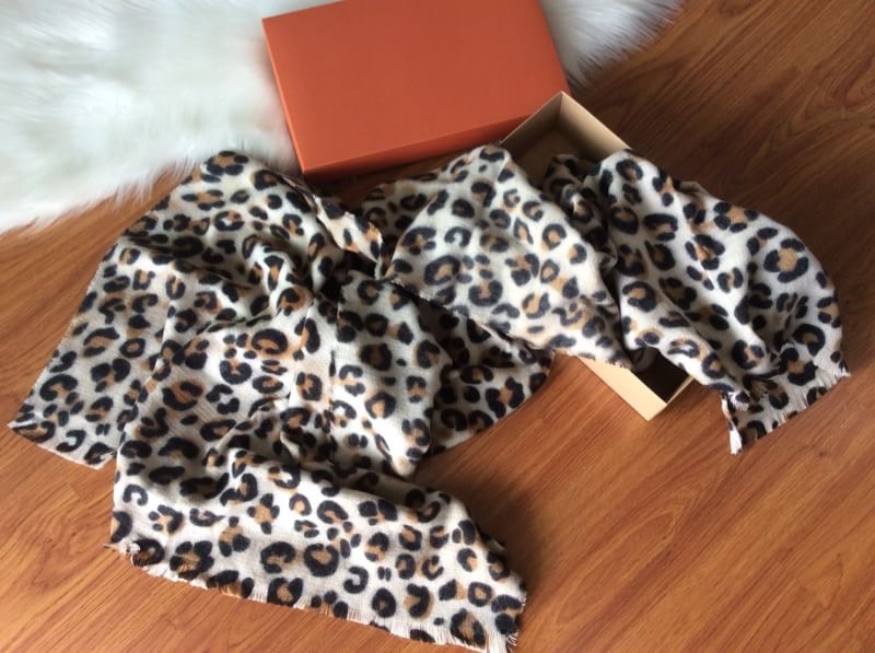 Brand: No Brand ผ้าพันคอลายเสือ 🔥 เสือต้องมา in trend กับแฟชั่นลายเสือ 🔥 ผ้าคลุมไหล่ ผ้าพันคอ ขนาดใหญ่ ทอลายเสือ ลายชัด ลายคมกริบ เนี๊ยบสุดๆ เนื้อผ้าในผืนเดียวกัน สีสวยคลาสสิค เนื้อผ้าหนา เนื้อนุ่ม อุ่นสุดๆ เนื้อผ้าผสมขนสัตว์ หนาวนี้ห้ามพล