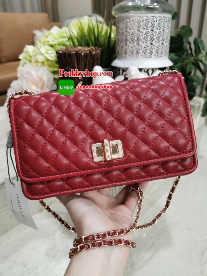 พร้อมส่ง! BEST SELLER! CHARLES & KIETH MINI CLUTCH BAG กระเป๋าสะพายทรงคลัชรุ่นยอดนิยมดีไซน์คลาสสิควัสดุหนังนิ่มลายตารางสวยอยู่ทรงขนาดมินิสไตล์ Chanel เปิดปิดด้วยตัวล๊อคแบบบิดอะไหล่ทอง ด้านหลังประดับโลโก้แบรนด์สวยดูดี มาพร้อมสายสะพายโซ่ร้อยหนัง Crossbody ไ