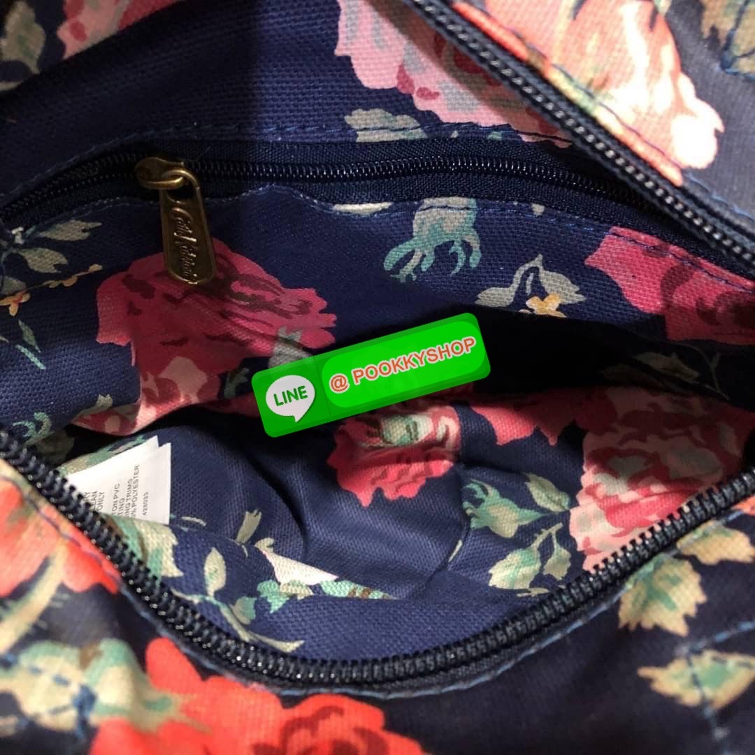 Cath Kidston Mini day Bag กระเป๋าถือหรือสะพายสุดชิค เหมาะสำหรับใช้สะพายในวันทำงานหรือวันสบายๆ เก็บของใช้ระหว่างวันได้เยอะค่ะ เปิด-ปิดด้วยซิป ด้านในมี 1ช่องใหญ่ ช่องซิป 1ช่องและช่องเล็กให้แยกเก็บมือถือของจุกจิก สวยคุ้มมากๆ มีหูจับ มาพร้อมสายสะพายยาวปรับระด