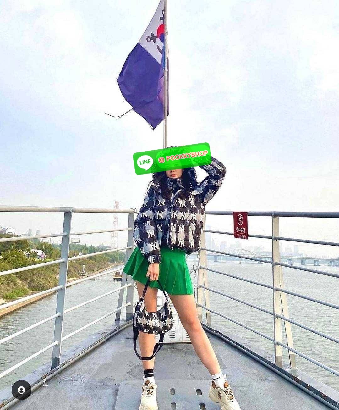 MLB MONOGRAM HOBO BAG สวยไม่ซ้ำ ใหม่ก่อนใคร กับแบรนด์จากเกาหลีเกาใจ น้องใหม่มาแรง!! กับกระเป๋าทรงพอช ที่ใช้งานได้ง่ายมากๆ ขนาดกำลังดี ดีไซน์ลวดลายโมโนแกรมเอกลักษณ์ ลงบนผ้า jacquard ได้อย่างลงตัวและสวยงาม มาพร้อมสายคล้องในตัว และสายครอสแบบสปอร์ต ทนทาน จึงส