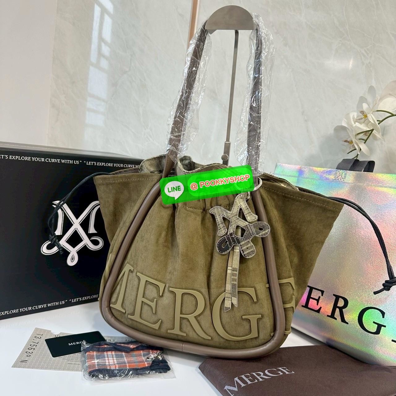 Merge A Day Bag Medium - Suede Edition (Limited) 🔖กระเป๋าสะพายไหล่ size ใหม่ ขนาดกระทัดรัดขึ้น แต่ยังสามารถจุของได้เยอะเหมือนเดิม ปรับสายกระเป๋าเป็นแบนสะพายทั้งวันไม่รู้สึกเมื่อยไหล่คะ