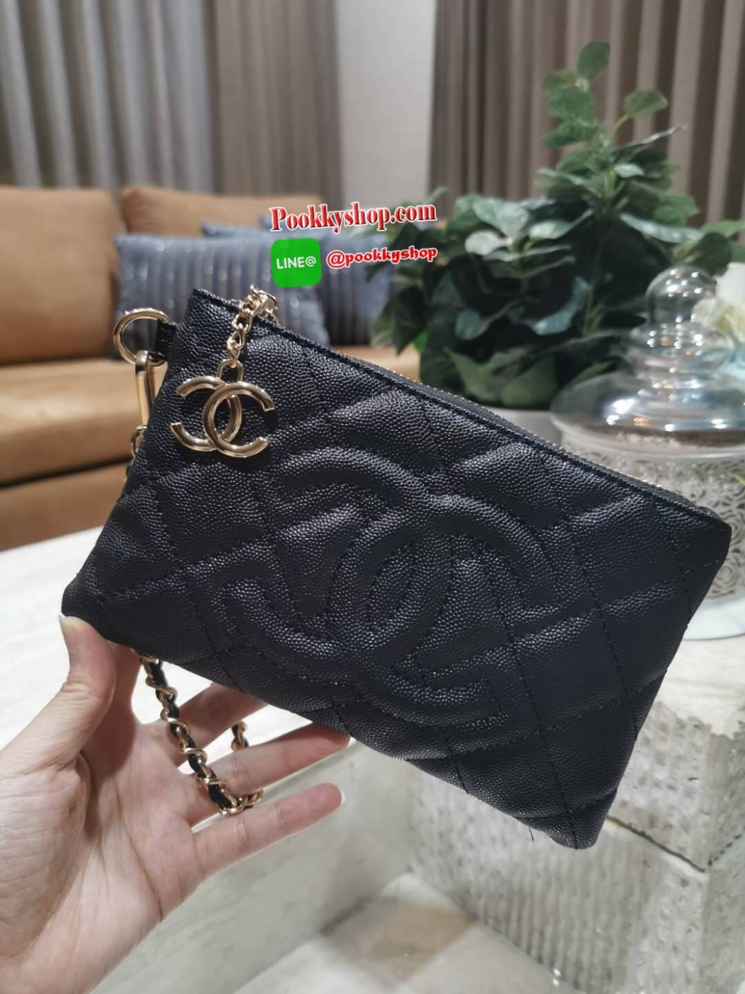 Don't Miss! Chanel Clutch Bag Gift With Purchase (GWP) กระเป๋าคล้องเเขนรุ่นใหม่พรีเมี่ยมกิ้ฟจาก Chanel Counter วัสดุหนังคาเวียร์สวยหรูเปิดปิดด้วยซิปสะดวกใช้ ห้อยอะไหล่โลโก้แบรนด์สีทองเพิ่มดีเทลเก๋ ภายในมีโลโก้ สามารถใส่กระเป๋าสตางค์ มือถือ iphone บัต