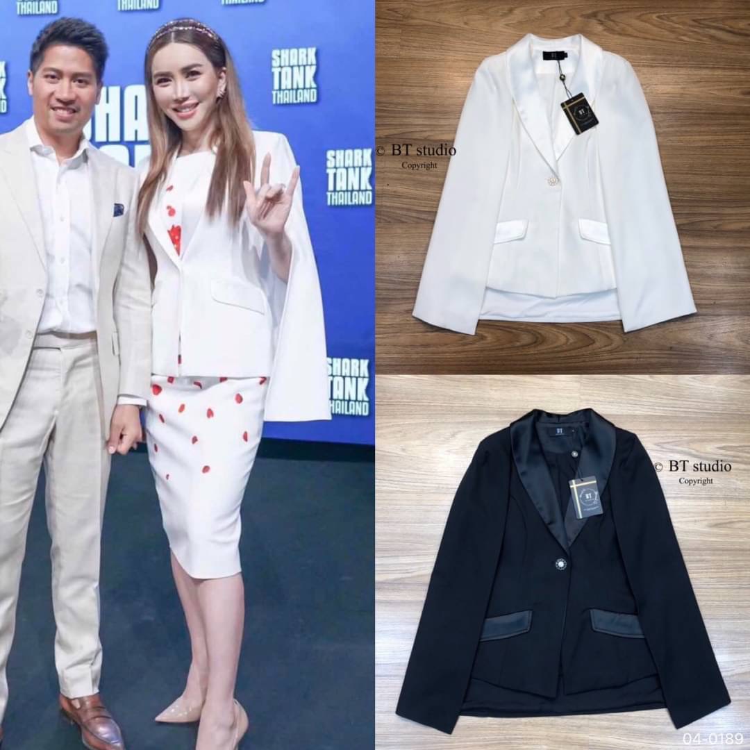 DETAIL : ชุดเสื้อสูทดีเทลด้านในแต่งแขนกุด ติดกระดุมลายดอกไม้สีขาวติดเพชร แต่งแขนคล้ายเสื้อคลุมปลายแขนผ่า สวย หรู แมทซ์กับอะไรก้ปังจ้าา