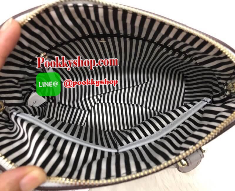 Kate Spade New York Saffiano Bag กระเป๋าถือหรือสะพายข้าง ลายหนังซาฟเฟียโน่ ทรงโดมสวย ด้านหน้ามีอะไหล่แบรนด์ เปิดปิดกระเป๋าด้วยซิป ภายในโล่งกว้าง ใส่ของจุทีเดียวค่ะ มีช่องซิปและช่องเล้กให้ใส่ของจุกจิกค่ะ มาพร้อมสายยาวถอดออกได้ปรับระดับได้มาด้วยนะค่ะ....รุ่