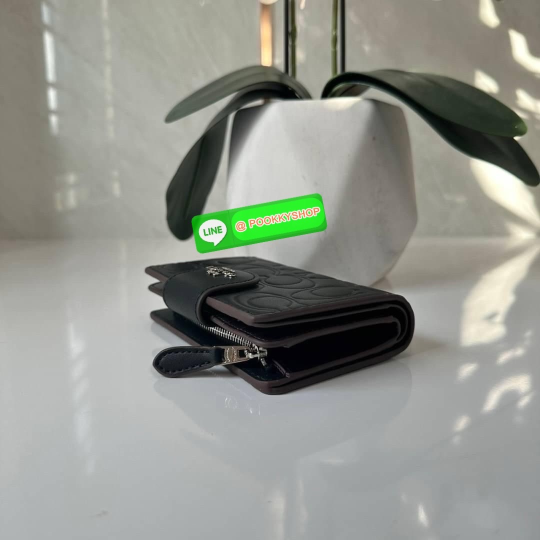 Coach Medium Corner Zip Wallet With Signature Leather 🔖กระเป๋าตังใบกลาง คอลเลคชั่นใหม่ หนังนิ่ม ลายC นูน สวยมาก 🔖วัสดุ: หนังแท้ 🔖เปิด - ปิดแบบกระดุม มีช่องใส่แบงค์ ใส่ธนบัตรได้ทุกชนิด ช่องใส่บัตร ใส่เหรียญ