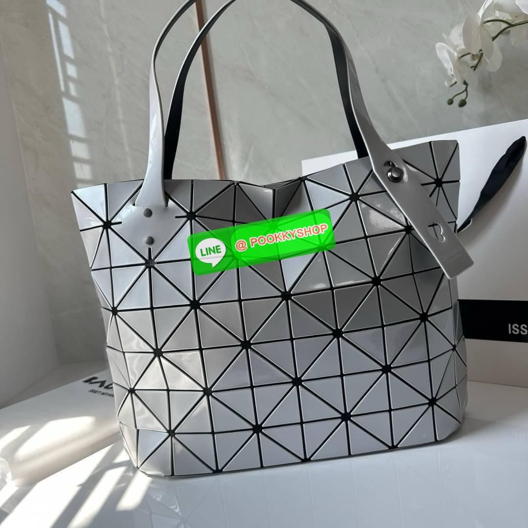 Bao bao Issey Miyake Rock Matte กระเป๋า Bao Bao ซีรีส์นี้จะเป็นทรงสี่เหลี่ยมผืนผ้าและทรงสี่เหลี่ยมจัตุรัส น้ำหนักเบา มีซิปปิดด้านบน ถือเป็นรุ่นที่เหมาะกับการใช้งานในชีวิตประจำวัน สามารถพับมุมและบริเวณด้านล่างของกระเป๋าเพื่อเพิ่มความสะดวกสบายในการใช้งาน ทั