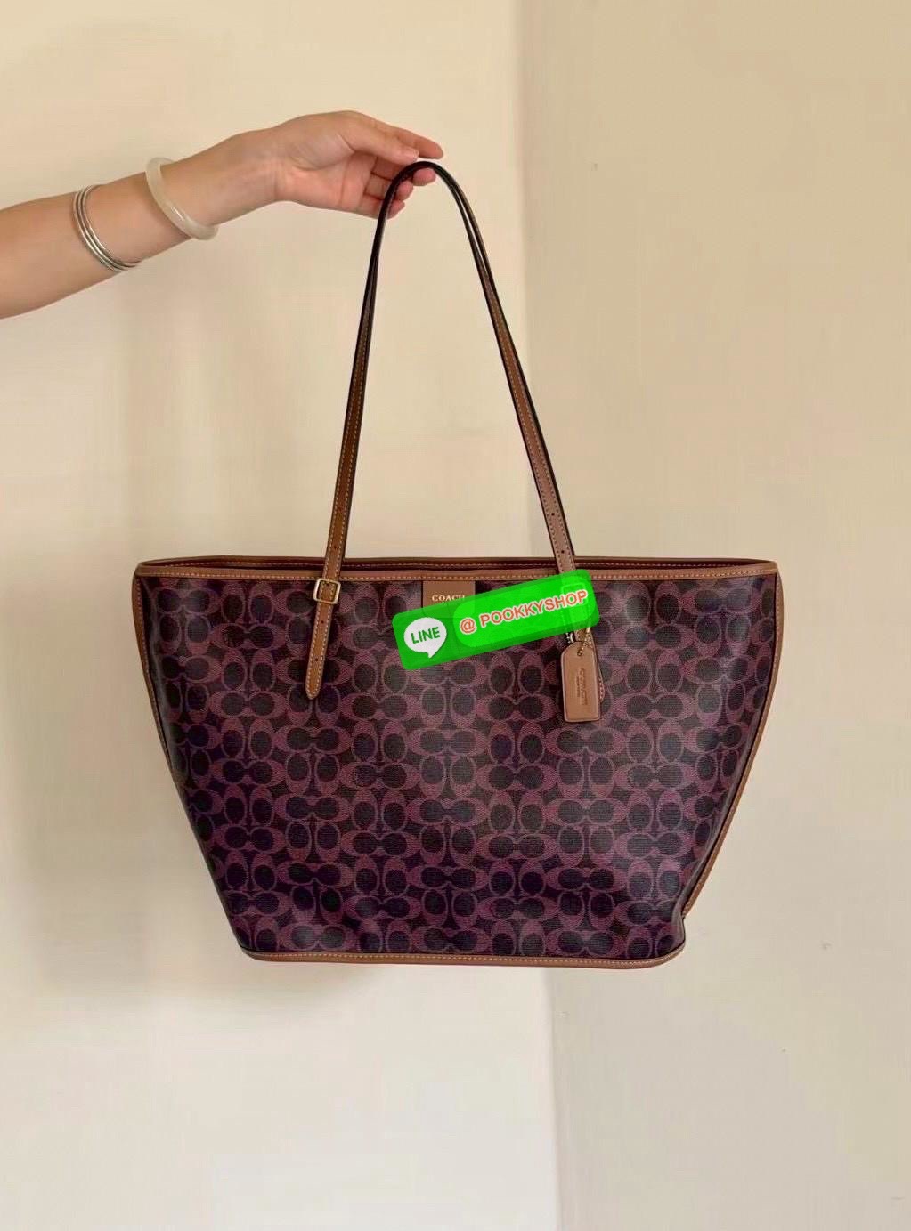 📸NEW ARRIVAL!🎉🎉 พร้อมสีใหม่ล่าสุด (อาจจะยังไม่มีในไทย) สาวๆที่ชอบใบใหญ่ใส่จุ รุ่นนี้คือคำตอบที่ดีที่สุดเลยค่าา👏 Coach Taxi Tote Bag In Signature Canvas 📌ฟรีน้องKitty สุดน่ารัก ตามรูปให้หนึ่งตัวค่า‼️