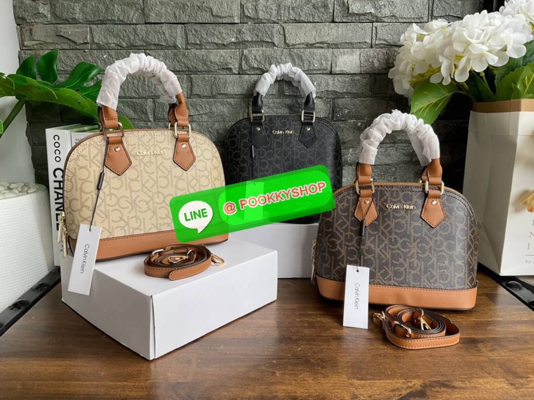 🚚 พร้อมส่ง 🚚 New arrival !! Calvin Klein Dome Mini Bag ( ขนาด 10” ) 💋สวยเก๋ ก่อนใครแน่นอนค่ะ ตามคำเรียกร้อง สวยหรูดูดีมาก สีสวยน่ารัก กระเป๋าสะพายแบบครอสบอดี้ ขนาดมินิ เป็นรุ่นที่ได้รับความนิยม แข็งแรงทนทาน จึงครองใจใครหลายคน วัสดุ