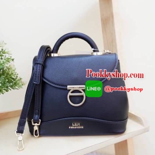 Lyn กระเป๋าหิ้วมาพร้อมสายสะพาย ขนาดกลางๆไม่เล็กไม่ใหญ่ ดีไซน์สวยน่ารัก ด้านในมีป้ายโลหะปั๊มแบรนด์ ใต้กระเป๋ามีหมุดรองทั้ง 4 มุม รูปทรงสวยเก๋ขนาดนี้ ไม่มีไม่ได้นะคะ