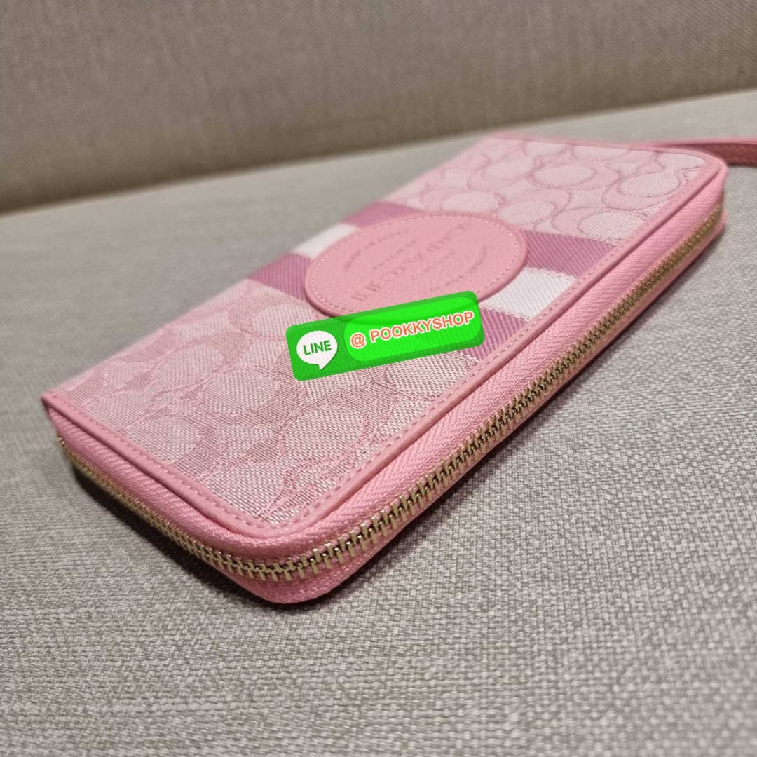 COACH C9073 DEMPSEY LARGE PHONE WALLET IN SIGNATURE JACQUARD WITH STRIPE AND COACH PATCH พร้อมเสิร์ฟความเลิศหรู กับคอลใหม่ล่าสุด กระเป๋าสตางค์ใบยาวกึ่งคล้องมือ สีสุดละมุน ถือใช้คือขับผิวสุด!! วัสดุผ้า jacquard สลับหนัง pepble มาพร้อมสายคล้องมือในตัว กันหล