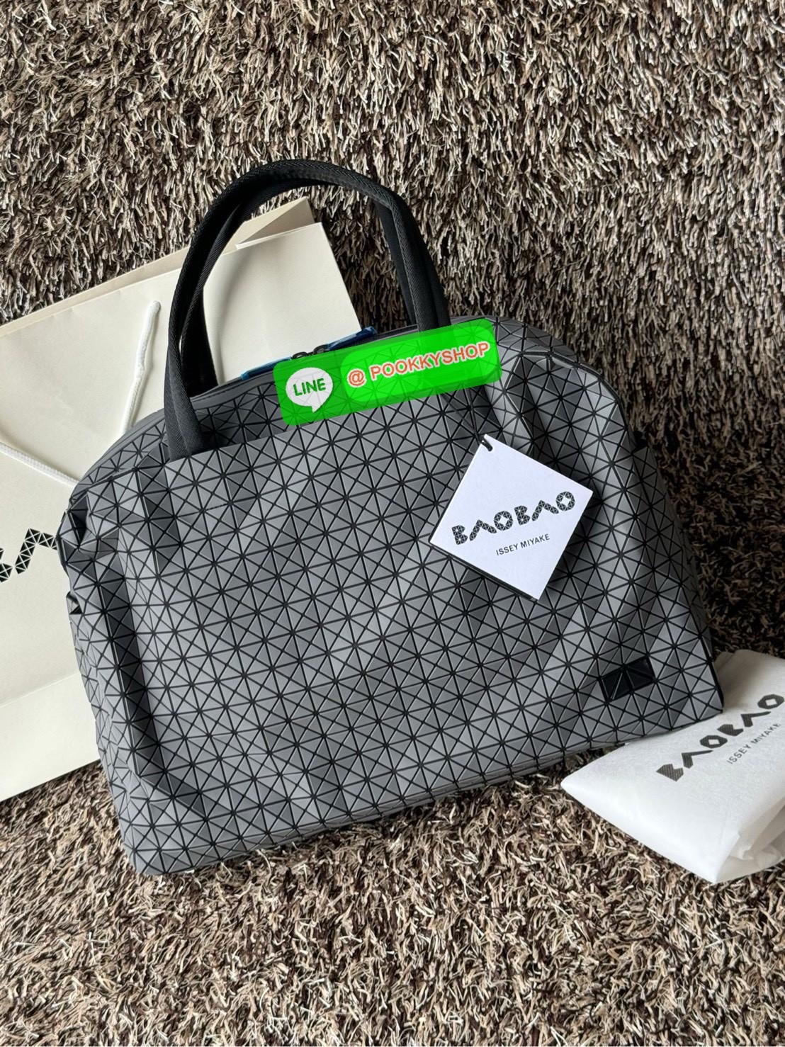 Baobao issey miyake cargo tote matte กระเป๋า CARGO สไตล์บอสตัน มีหูจับแบบบุหนา มีฐานกว้างใส่ได้เยอะ สาทารถใส่สัมภาระที่จำเป็นในการเดินทาง หรือมีพื้นที่จัดเก็บสิ่งของที่เราต้องใช้ในการทำงานด้วย เช่น โน้ตบุ๊ก สมุดจดบันทึก แฟ้มเอกสารต่าง ๆ ดีไซน์หรูดูสุภาพเร