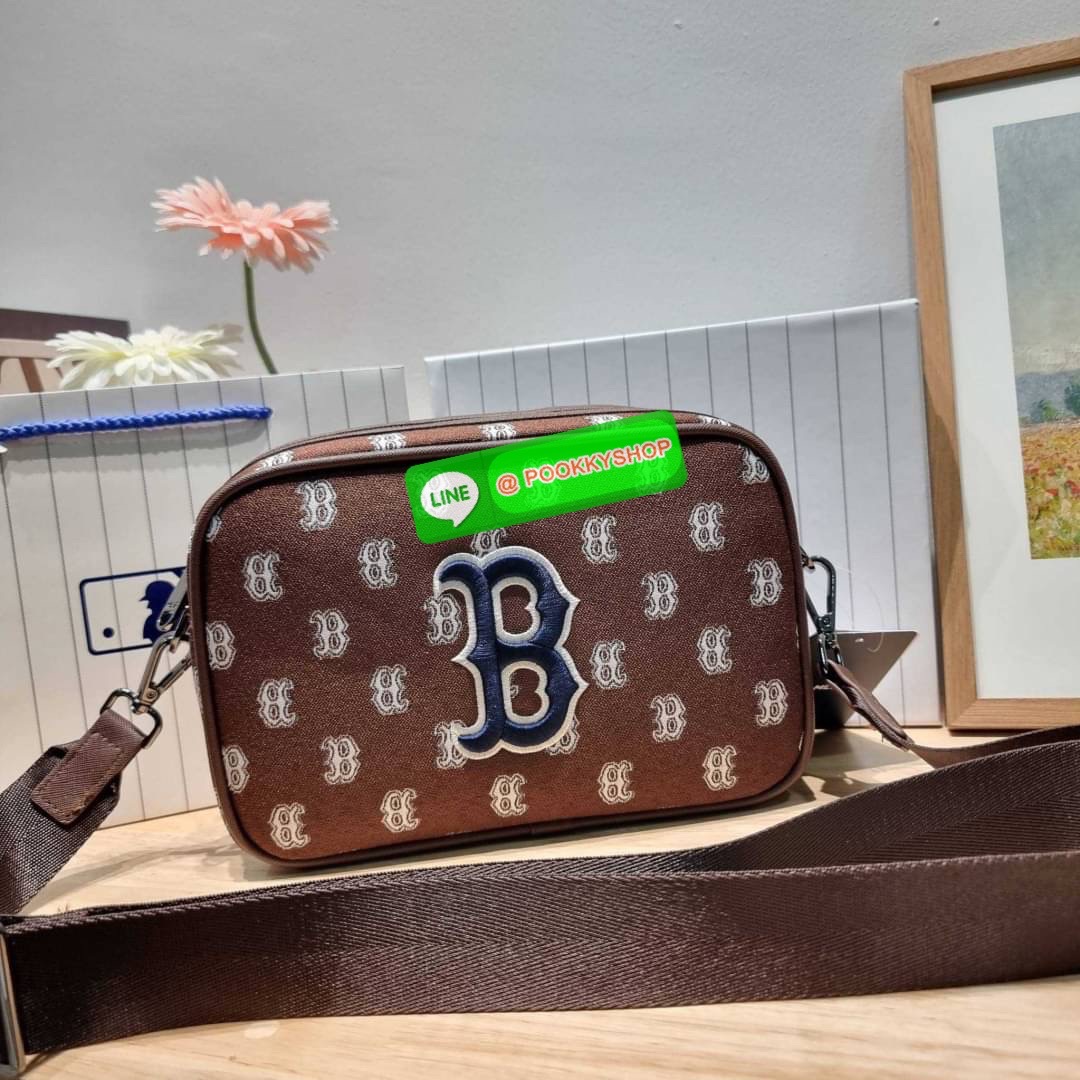 MLB JACQUARD MONOGRAM CROSSBODY BAG ฉุดไม่อยู่ ดาเมจแรงมาก!! กับกระเป๋าครอสบอดี้ ที่สายเกาต้องมี!! ดีไซน์ลวดลายโมโนแกรมเอกลักษณ์ ลงบนผ้า jacquard ได้อย่างลงตัวและสวยงาม เปิด-ปิดด้วยซิป ภายในโล่งกว้าง จุของสบายๆ มาพร้อมใบลูก และสายสะพายข้าง ให้ความคล่องตัว