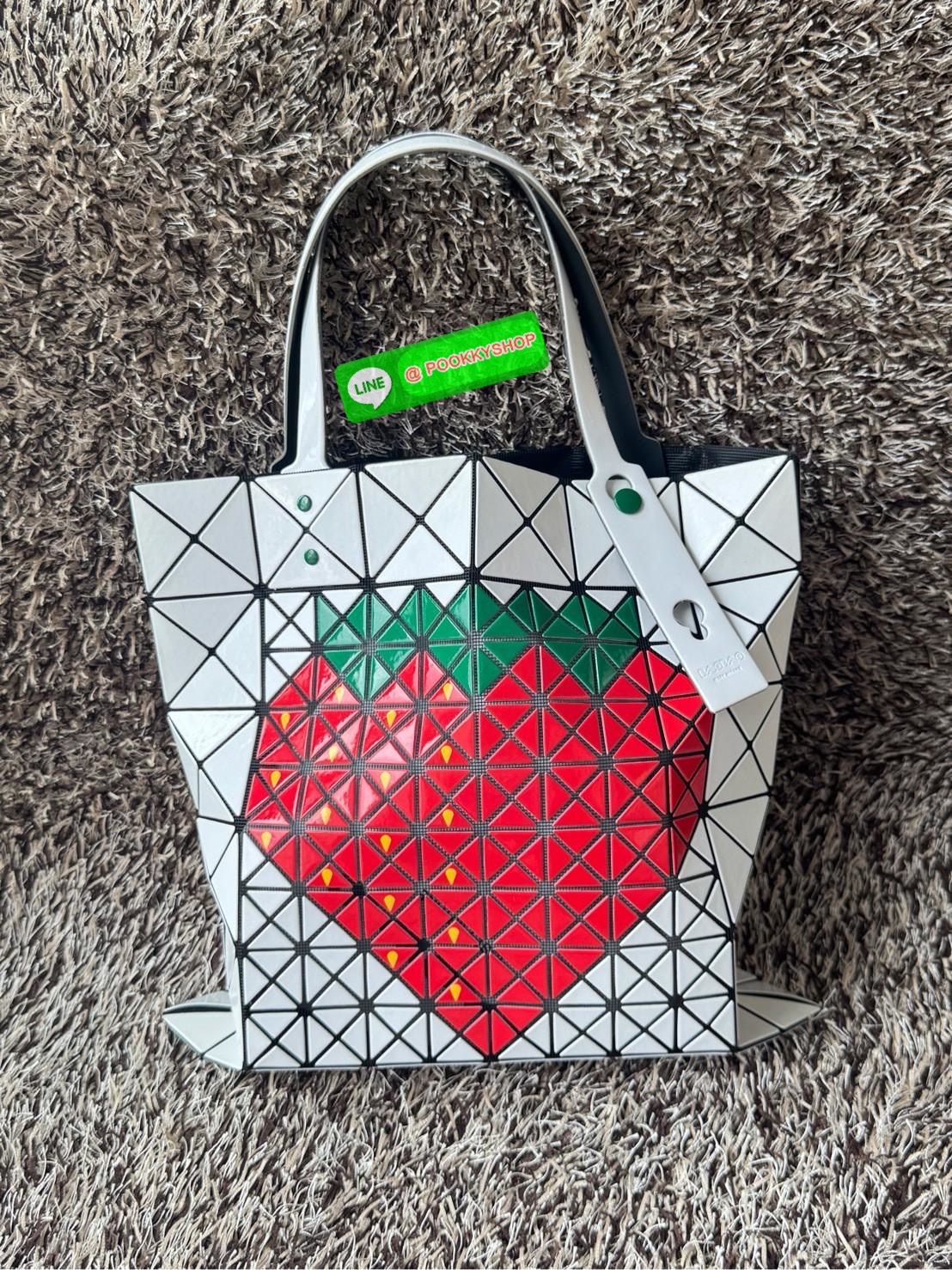 Baobao issey miyake Fruit กระเป๋าโท้ทซีรีย์รุ่นนี้มีลวดลายผลไม้น่ารัก ชิ้นส่วนตรงกลางถูกแทนที่ด้วยชิ้นส่วนต่างๆ ทําให้เกิดลวดลายดูมีมิติ เป็นขนาดที่เหมาะกับเอกสาร A4 และแล็ปท็อปขนาด 13 นิ้ว นอกจากนี้ยังมีกระเป๋าซิปด้านในที่สะดวกสําหรับจัดเก็บสิ่งของมีค่า