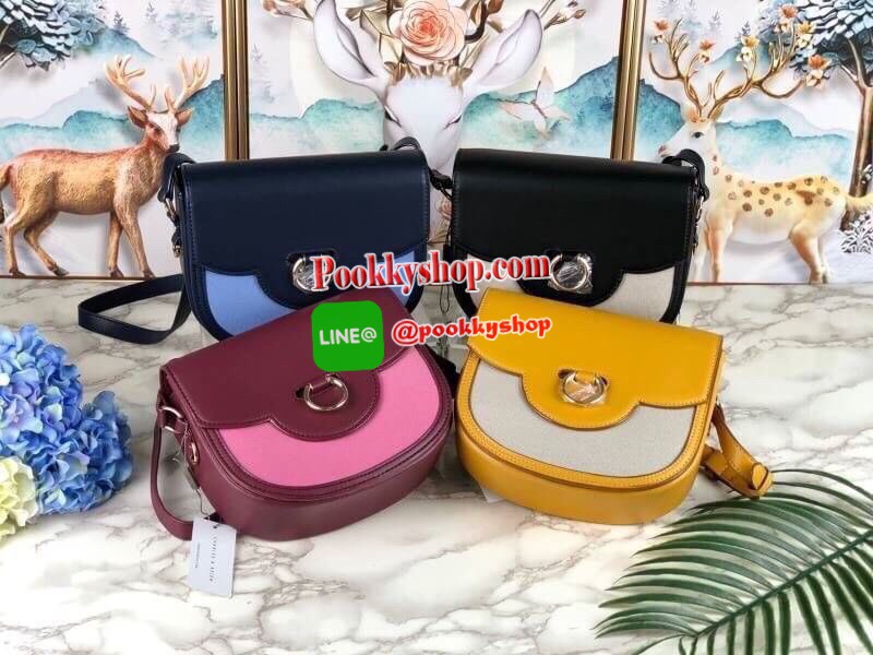 New arrival! 2019 CHARLES & KEITH RING BUCKLE SADDLE CROSSBODY BAG รุ่ยใหม่ชนช็อป!!! กระเป๋าสะพายข้าง/ครอสบอดี้อยู่ทรง วัสดุหนังตัดผ้าด้สนหน้า ด้านหลังมีช่องใส่ของได้เล็กน้อย เปิดปิดด้วยตัวล็อกดันขึ้น ด้านในเป็น 2 ช่องใหญ่ ใส่ของได้พอสมควรค่ะ เช่น iPhone