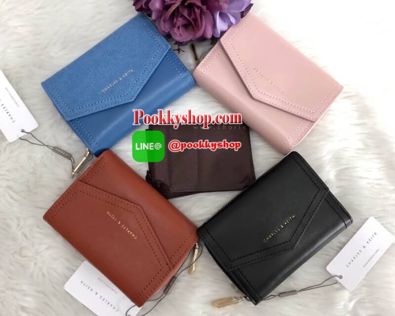 New!!! CHARLES & KEITH SMALL ENVELLOPE WALLET BAG สีออกใหม่ปี 2018 โลโก้ อะไหล่ทองค่ะ!!! พร้อมส่งสินค้าเข้าใหม่ค่ะ!!! กระเป๋าสตางค์ใบสั้น ขนาดกำลังดี หนังเรียบ ด้านหน้าปั้มโลโก้แบรนด์ เปิดปิดช่องหลักแบบแม่เหล็ก ด้านในมีช่องใส่บัตรได้ถึง15 ช่อง เยอะมากค่า