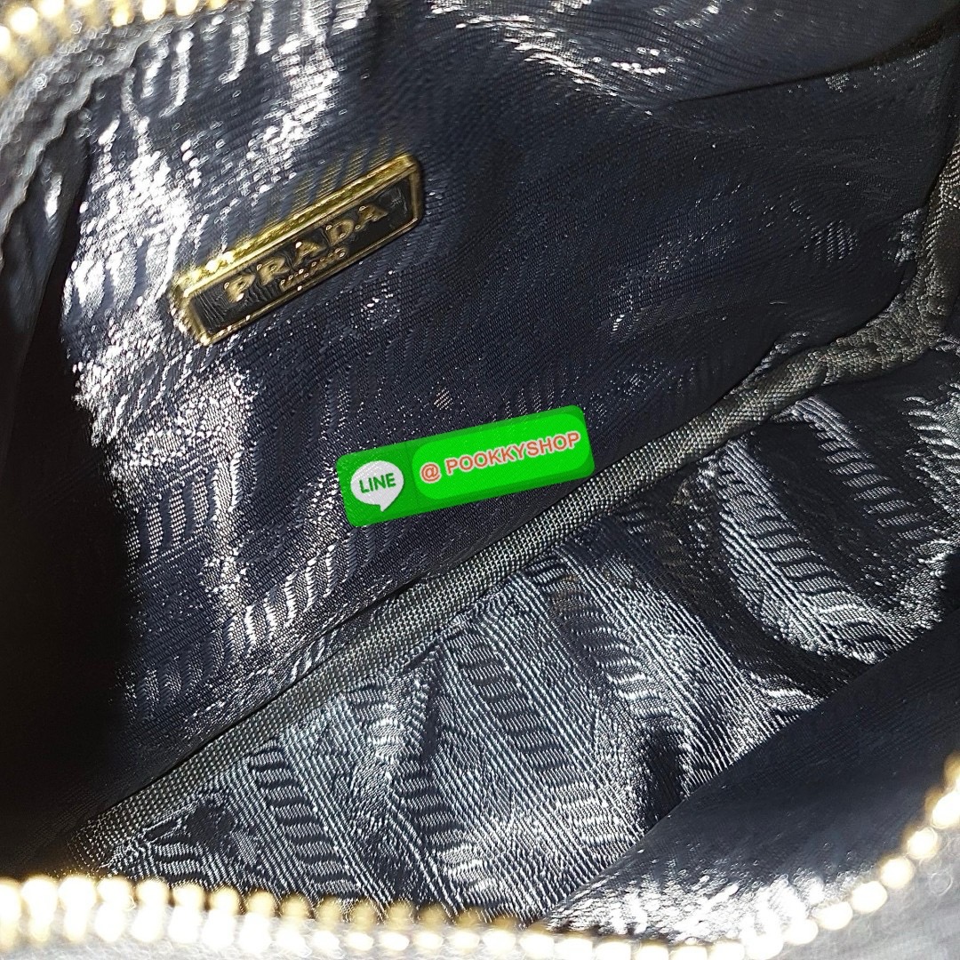 พร้อมส่งอีกครั้ง งานวินเทจสุดคลาสสิค PRADA RE EDITION ที่มาพร้อมสายสะพายสองแบบ สองสไตล์ (ถอดเปลี่ยนได้) อะไหล่ปั้มแบรนด์ทุกจุด วัสดุทำจากผ้า Nylon อย่างดี กันน้ำได้ อยู่ทรงสวย สามารถใส่กระเป๋าตังค์ใบกลางได้ ถอดเปลี่ยนสายได้ เปิดปิดด้วยซิป อะไหล่เงินทั้งใบ