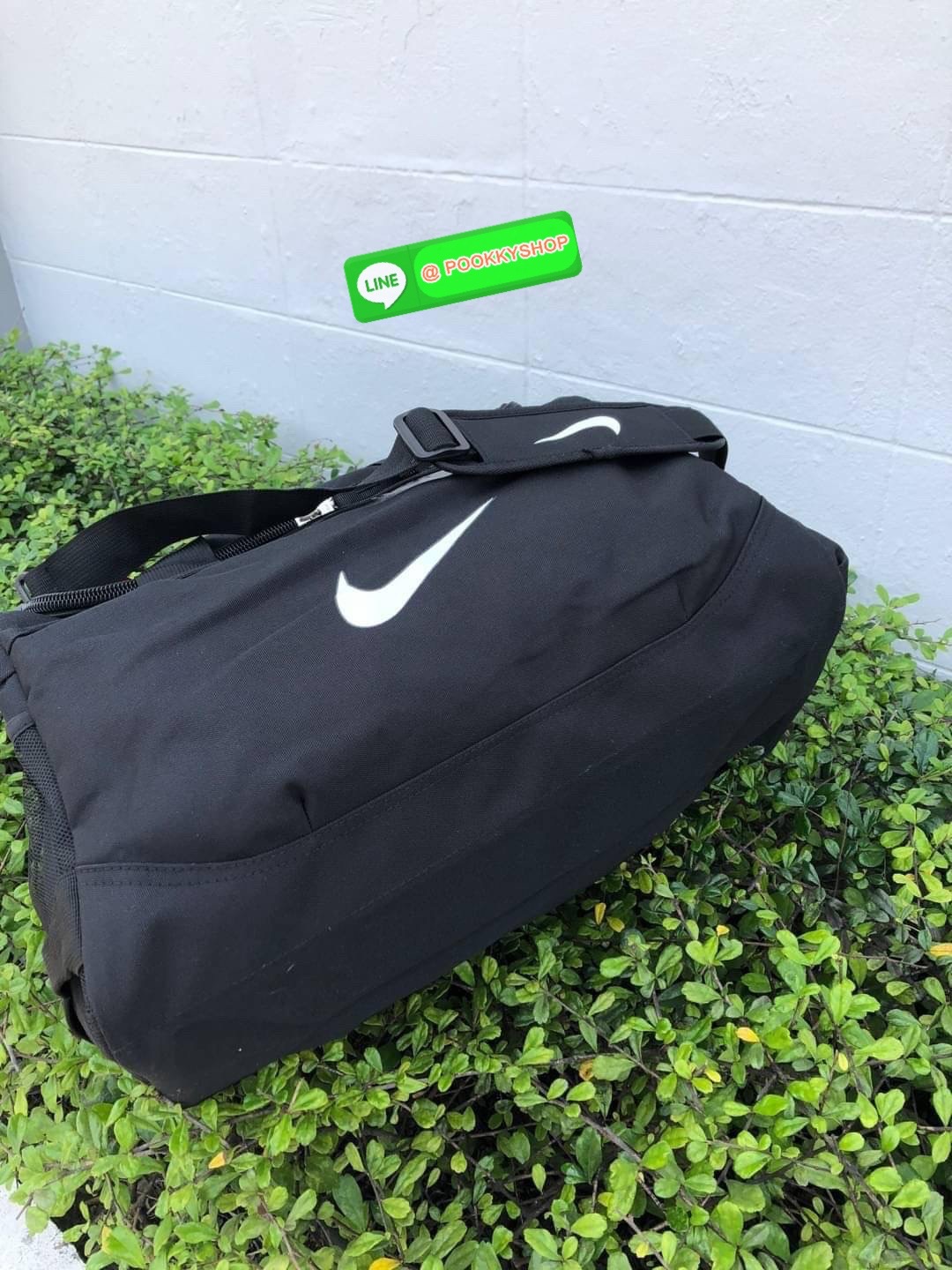 NIKE GYM BAG กระเป๋ายิมและกระเป๋าเดินทางสารพัดช่องที่มีพื้นที่ให้คุณเก็บของมากมาย ไม่ว่าจะช่องซิปคู่หลักที่กว้างใหญ่ สำหรับใส่เสื้อผ้าเดินทางได้หลายชุด ปลอดภัย ช่องรองเท้าแยก และช่องใส่ของด้านในสำหรับเก็บของมีค่า สายคล้องไหล่คู่และสายสะพายไหล่ถอดเก็บได้สา