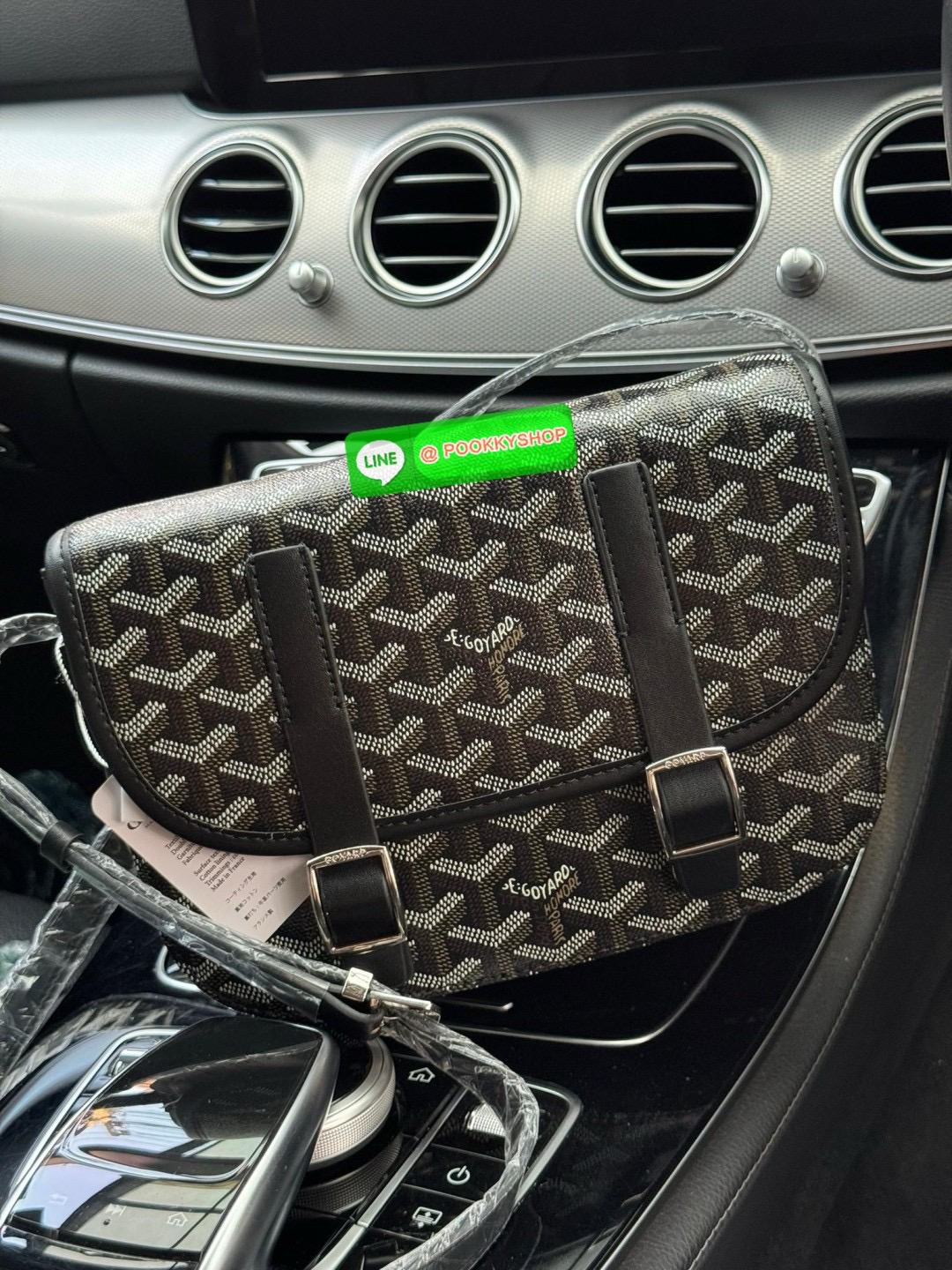Goyard Belvedere Messenger ถูกออกแบบให้มีน้ำหนักเบาเพื่อความคล่องตัวสามารถใส่สิ่งของ ได้อย่างสบายและถือได้ว่าเหมาะอย่างยิ่ง สำหรับการใส่หลากหลายโอกาสด้วยสายสะพายแบบสะพายข้าง และฝาปิดกระเป๋าทั้งสองฝั่งที่แน่นหนา และยังมีการเพิ่มลูกเล่นด้วย ช่องใส่ของทางด้า