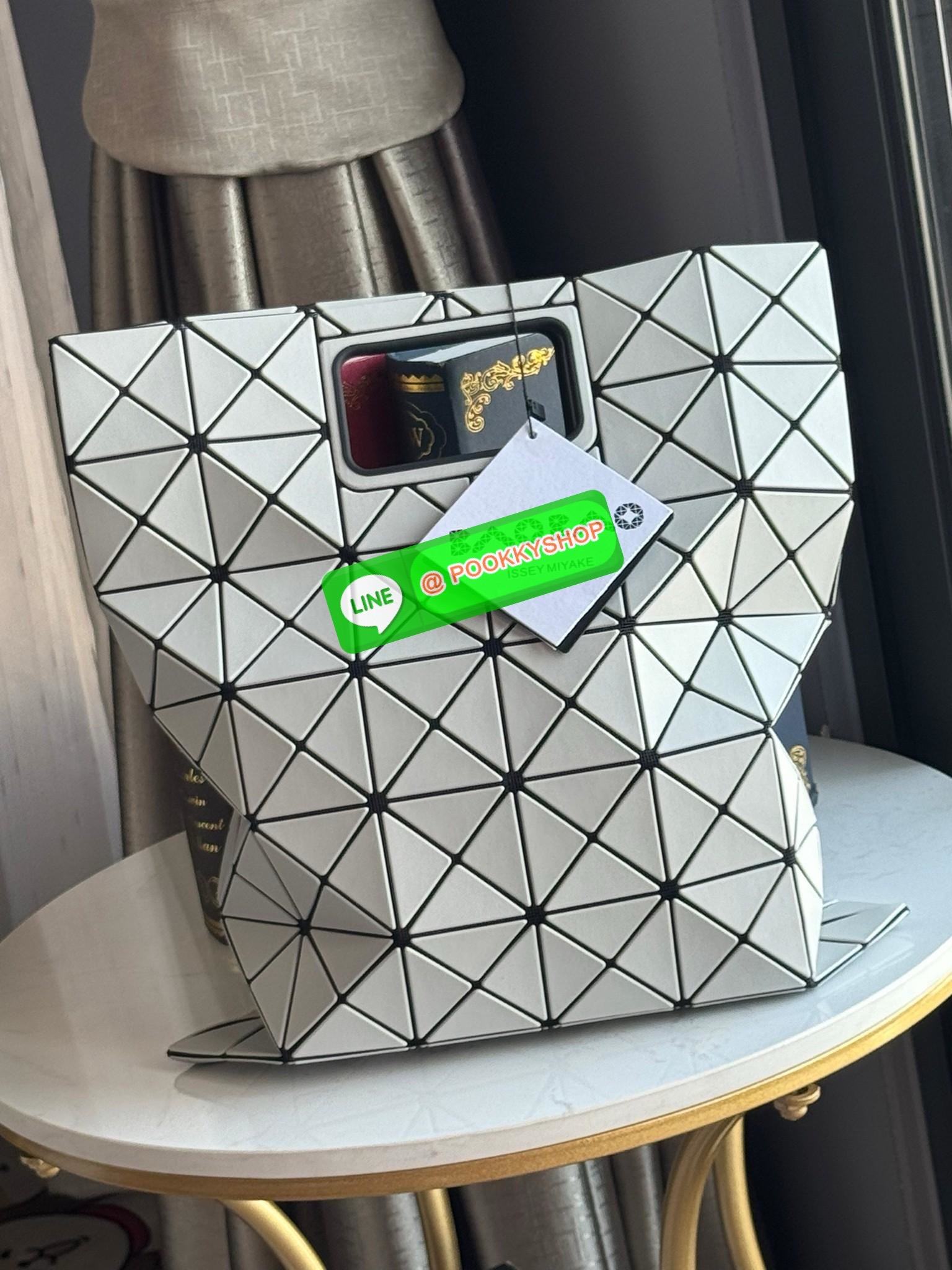 Baobao Issey Miyake large Bocca matte-finish tote bag BOCCA MATTE เป็นกระเป๋าถือรูปแบบใหม่ที่มีด้ามจับด้านในที่ช่วยให้กระเป๋าวางอยู่บนแขนหรือข้อมือได้อย่างนุ่มนวล เป็นกระเป๋าถือขนาดใหญ่นี้มีกระเป๋าด้านในพร้อมซิปที่ช่วยให้จัดเก็บได้อย่างปลอดภัย สามารถใส่แล