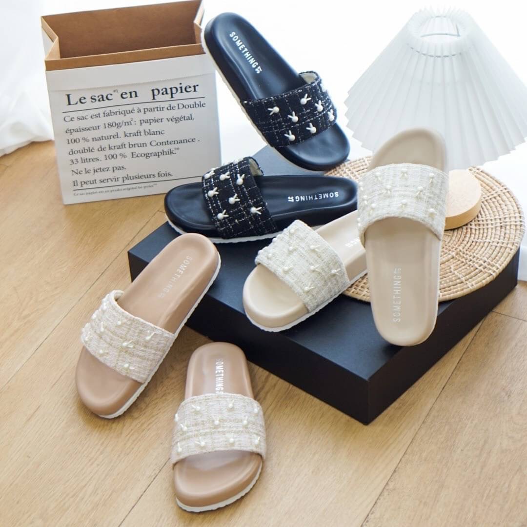 NEW IN สินค้าเข้าใหม่ รองเท้าส้นตึกชิคๆ งานผ้าทวิตเกาหลีแบบใส่ได้ทุกวัน ต้องรุ่นนี้เลยค๊า งานสวมซับนวมนิ่มๆ แต่งกระดุมน้องกระต่ายน่ารัก ใส่แล้วเก็บทรง เก็บหน้าเท้าดีมากๆ ให้อารมณ์ถึงความคลาสสิค แบบเลิศสุดๆ เรียบแต่มาก แต่ใส่แล้วดูน่ารักมากค่าา