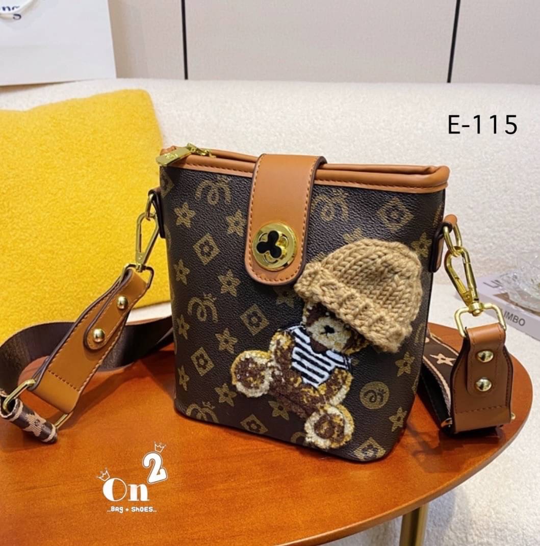 กระเป๋าสะพายแฟชั่นทรง tote งานสไตล์แบรนด์ หนังลายโมโนแกรม หน้าแต่งน้องหมีใส่หมวกน่ารักมากค่ะ ขนาดกำลังดีใช้งานง่าย มาพร้อมสายสะพายยาว