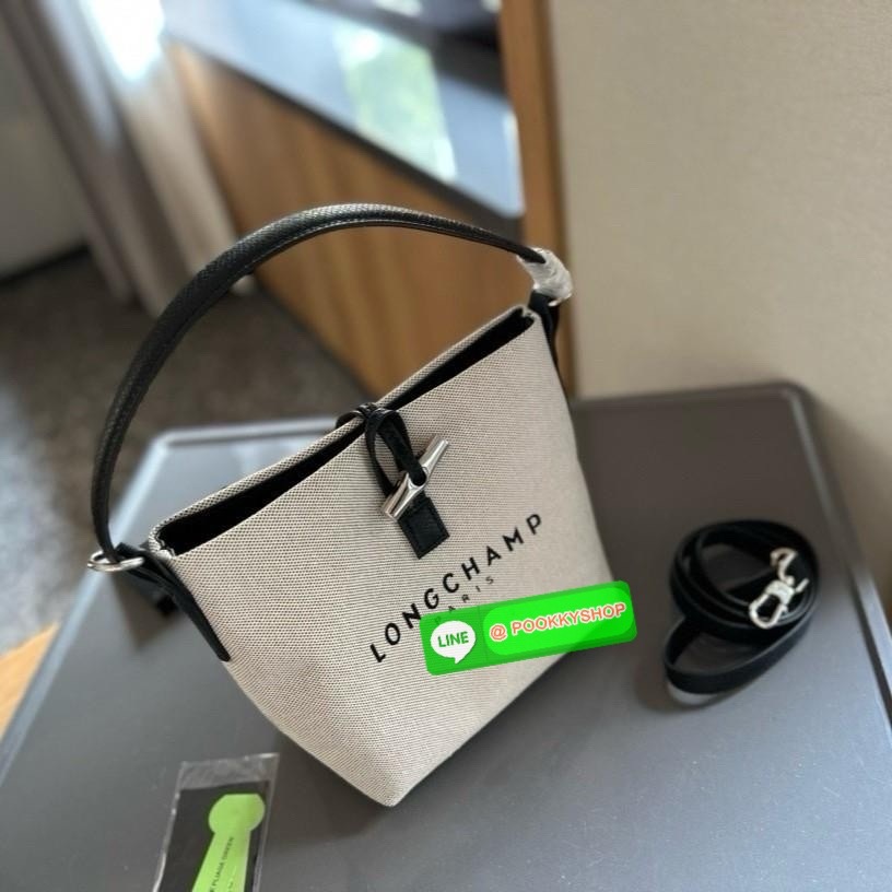 พร้อมส่งที่ไทยอีกครั้ง Longchamp Roseau Bucket Bag S กระเป๋ารุ่นถังไซส์มินิ ที่ขายดีที่สุดในตอนนี้ ตัวกระเป๋าทำจากผ้าแคนวาสเนื้อดี คาดด้วยหนังสีดำ ใบนี้เปิดปิดด้วยตัวคาดยึดด้วยอะไหล่สีเงิน ด้านในใส่ไอแพดมินิ กระเป๋าสตางค์ยาวได้ พร้อมกับหนังรองฐาน สามารถวา