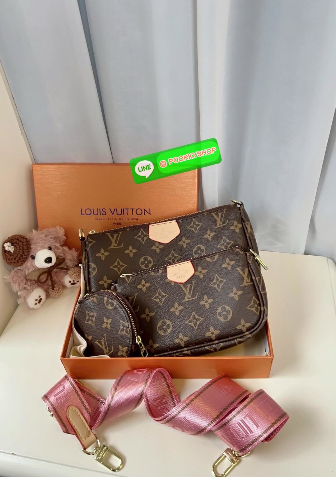หนึ่งในรุ่นLV ที่สาวๆต้องมีติดตัวอย่างน้อยหนึ่งใบค่าา สวยดังเดิม! LOUIS VUITTON MULTI POCHETTE ACCESSORIES ((vip gift ตปท.)) 🔖พร้อมส่ง! มีถึง3ใบด้วยกันในหนึ่งเซตนะคะ ได้รุ่นนี้ไปใช้สะพายได้ยาวๆแน่นอนค่าสาวๆ 🔖หนังแท้ หนังนิ่มอย่างดี อะไหล่ท